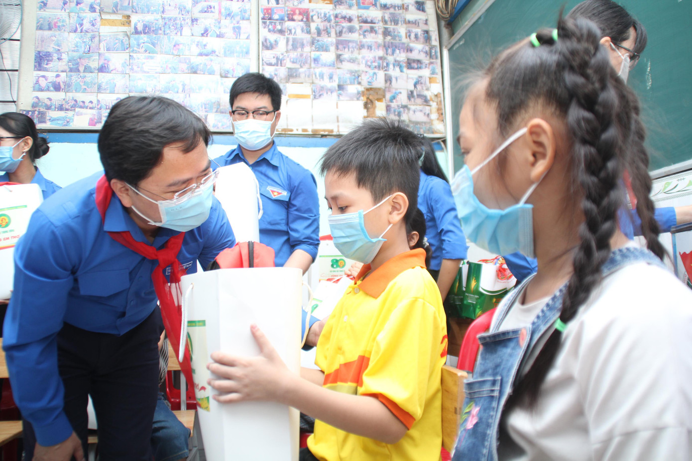 Anh Nguyễn Anh Tuấn, Ủy viên T.Ư Đảng, Bí thư thứ nhất T.Ư Đoàn tặng quà cho các em thiếu nhi tham gia lớp học tình thương