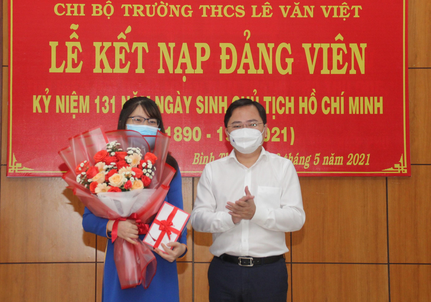 Bí thư thứ nhất T.Ư Đoàn Nguyễn Anh Tuấn chúc mừng đảng viên Nguyễn Thị Hà