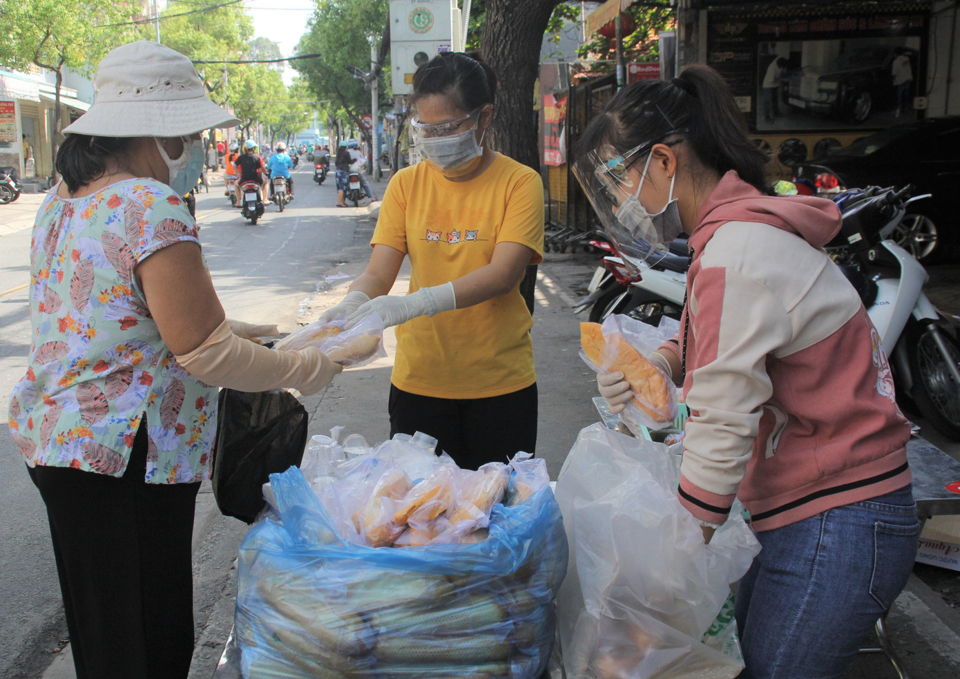 Chùa Bảo Vân tặng phần ăn sáng từ khoảng hơn 8 giờ sáng mỗi ngày, trong thời gian giãn cách xã hội Chùa Bảo Vân tặng phần ăn sáng từ khoảng hơn 8 giờ sáng mỗi ngày, trong thời gian giãn cách xã hội