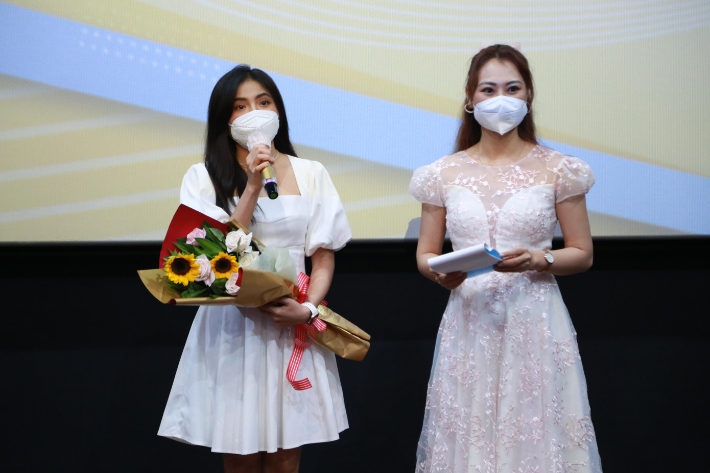 Diễn viên trẻ Dương Gia Mỹ (trái) là đại sứ cho Liên hoan phim năm nay. Diễn viên trẻ Dương Gia Mỹ (trái) là đại sứ cho Liên hoan phim năm nay.