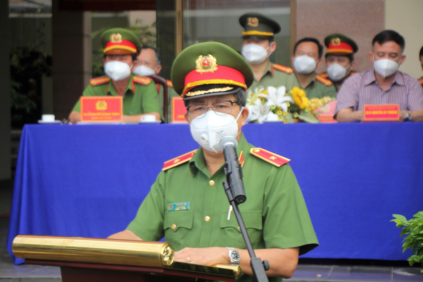 Thiếu tướng Trần Đức Tài, Phó Bí thư Đảng ủy, Phó Giám đốc Công an TPHCM cho biết, trong thời gian xảy ra đại dịch COVID-19, lực lượng Công an thành phố cùng toàn Đảng, toàn quân, toàn dân đã chủ động, xung kích phối hợp với các lực lượng y tế, quân đội và các lực lượng khác trong hệ thống chính trị nỗ lực phấn đấu kiềm chế, giảm tối đa thiệt hại đối với sức khỏe, tính mạng nhân dân. "Chúng ta phải tiếp tục đồng lòng chiến đấu với đại dịch để sớm đưa cuộc sống xã hội trở lại trong tình hình mới", Thiếu tướng Trần Đức Tài nói. Ông Tài mong rằng các cán bộ chiến sỹ công an đến với dân đợt này hãy là "người con, người em của nhân dân", về với nhân dân, bảo vệ và chăm lo cuộc sống cho nhân dân. Vị tướng công an cho rằng, đây là việc làm thể hiện tấm lòng, sự tri ân của lực lượng công an đối với người dân trong những lúc khó khăn.