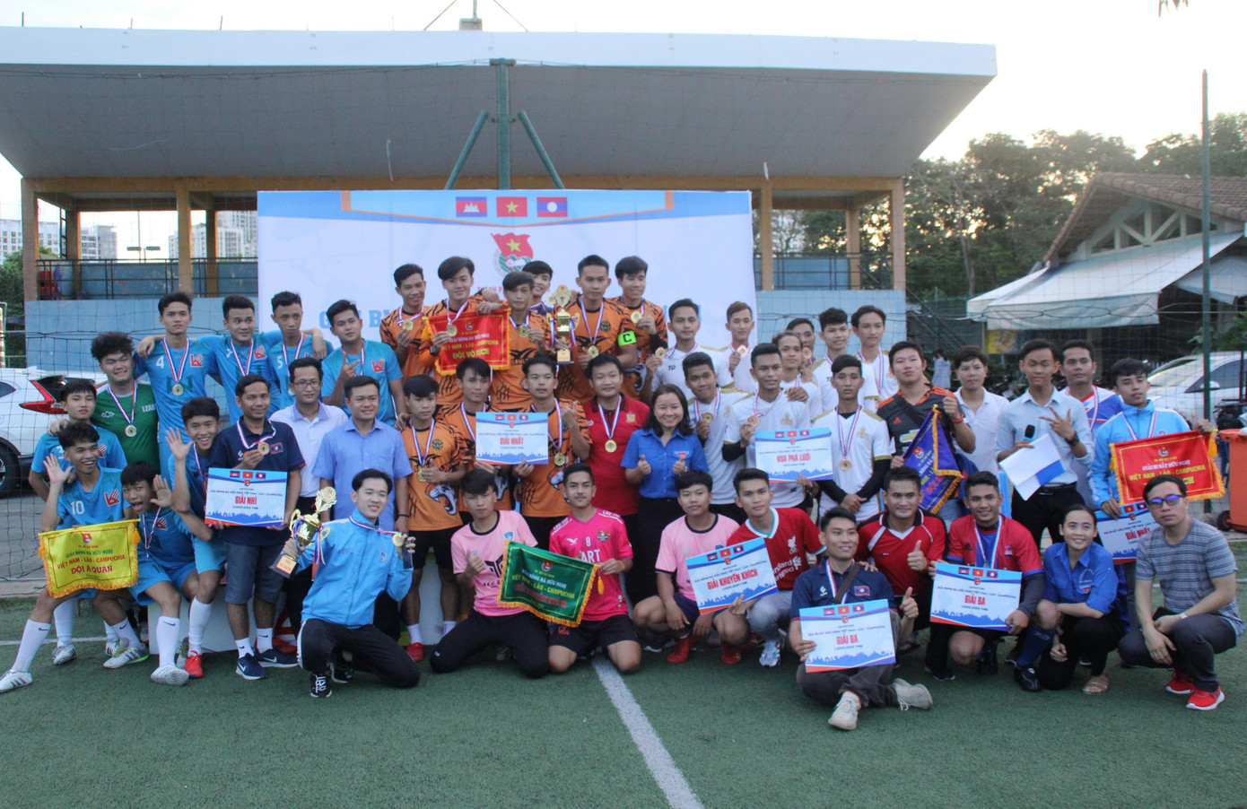 Ba đội nhất, nhì, ba giải bóng đá nhân giải thưởng chung cuộc