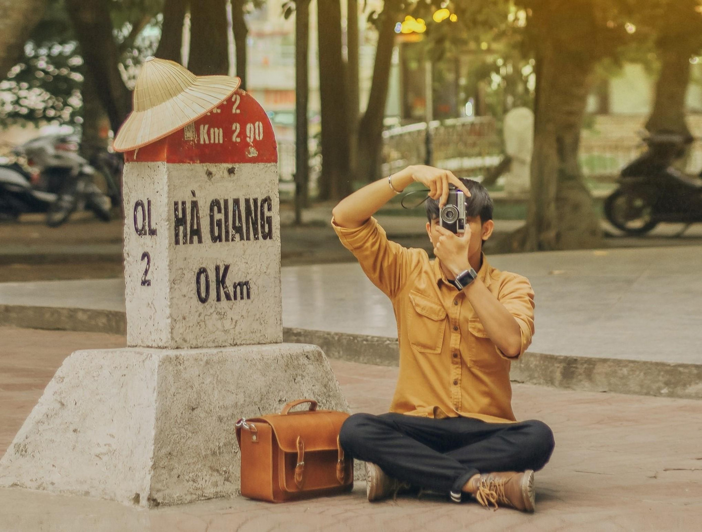 Nguyễn Kỳ Anh hiện làm công việc thiết kế nội thất tại Sài Gòn. Chàng trai gốc miền Tây cũng là người mê xê dịch, hay trải nghiệm và lưu lại nét đẹp tại nhiều điểm đến khác nhau của đất nước.