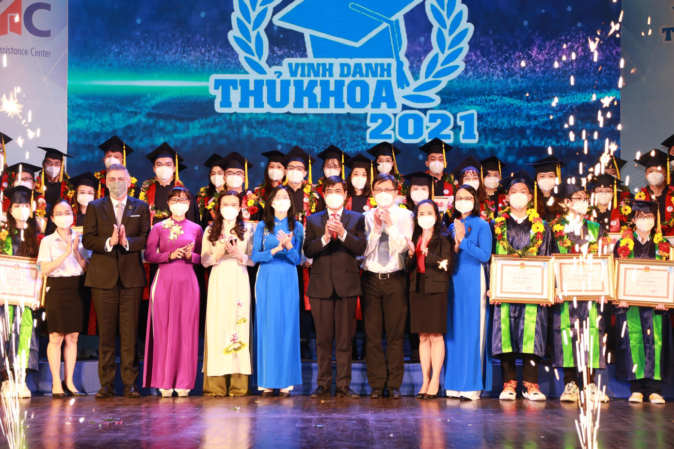 Các bạn thủ khoa chụp ảnh lưu niệm cùng các vị lãnh đạo thành phố