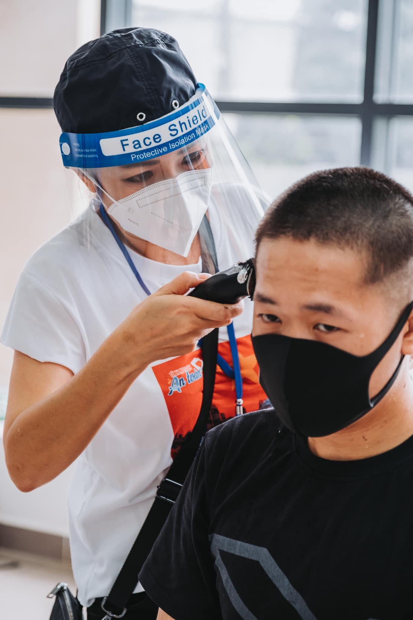 Vào vai "kéo thủ", ca sỹ Phương Thanh cầm tông đơ hớt tóc khá gọn ghẽ.