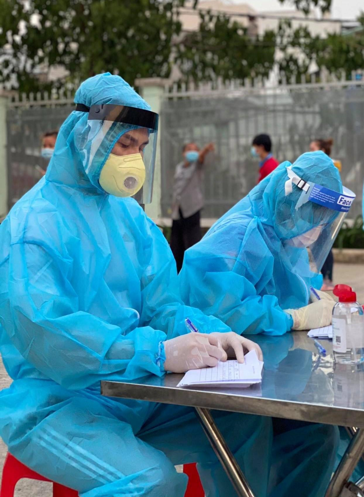 Diễn viên Phi Kha hỗ trợ công tác lấy mẫu xét nghiệm COVID-19 trong cộng đồng Diễn viên Phi Kha hỗ trợ công tác lấy mẫu xét nghiệm COVID-19 trong cộng đồng