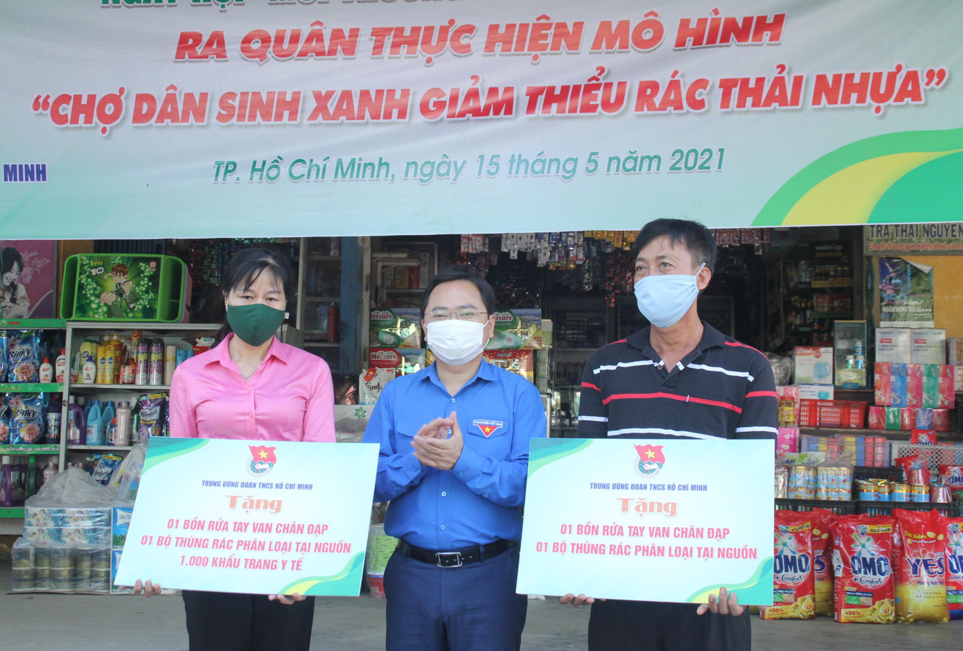 Anh Nguyễn Anh Tuấn trao tặng cho phường các thiết bị rửa tay bằng chân đạp, thùng rác phân loại tại nguồn cùng các vật phẩm hỗ trợ phòng chống dịch