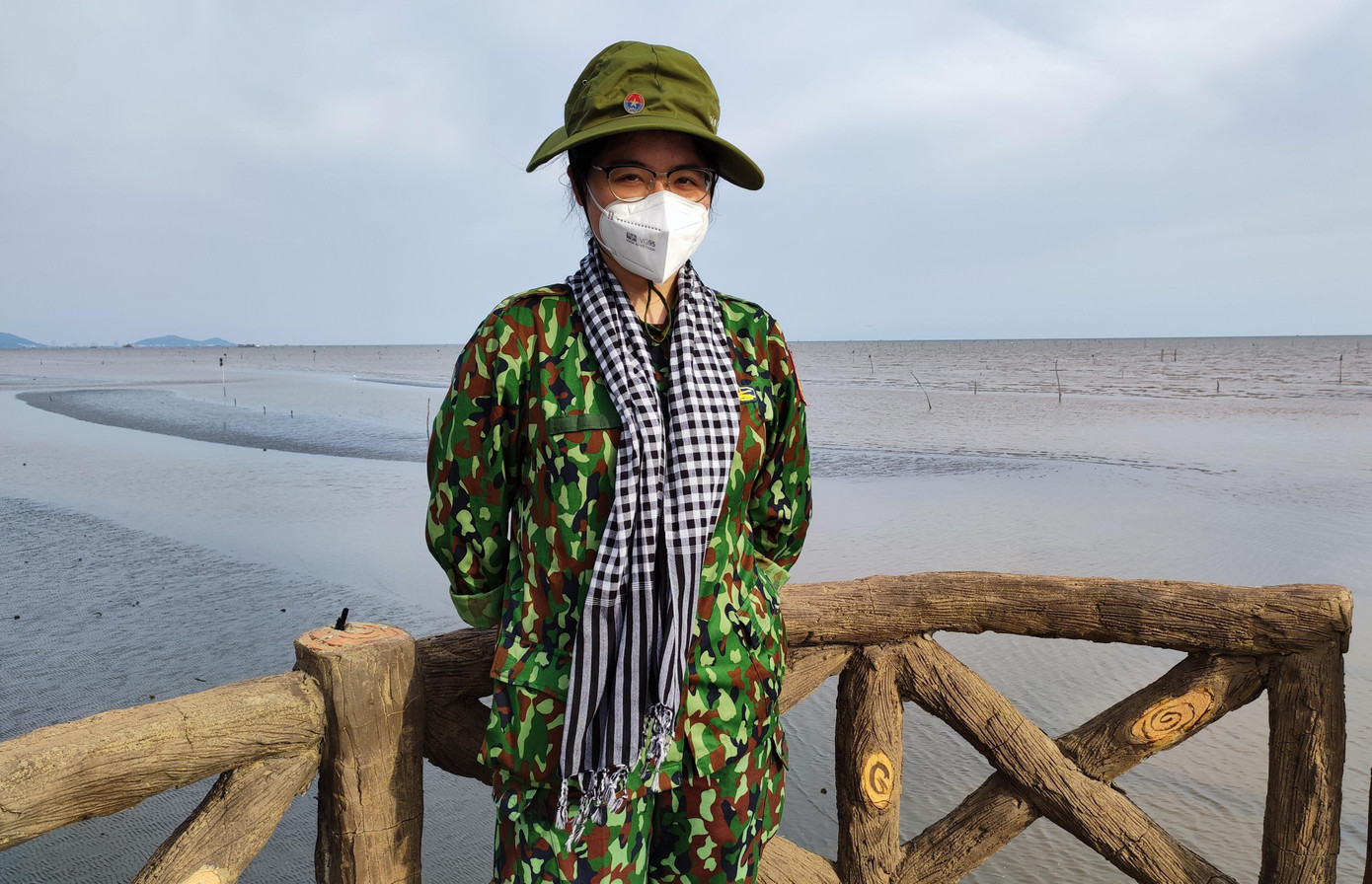 Sau một ngày trải nghiệm tại mảnh đất mới gắn liền với nhiều di tích, Nguyễn Hà My (học viên lớp dài hạn 51A hệ 2 Học viện Quân y) cho biết cô ấn tượng với những chiến công của các chiến sĩ đặc công Rừng Sác. Thấy được sự hy sinh xương máu của các anh hùng đặc công và liên hệ với công việc mà mình đã và đang tham gia, những người trẻ như cô cũng đã đóng góp một phần nhỏ công sức để tiếp tục gây dựng những thành quả mà cha anh, những thế hệ đi trước đã đặt nền móng. "Sinh ra và lớn lên tại miền Bắc, đây là lần đầu tiên tôi nhìn thấy cảnh quan thiên nhiên của đất rừng phương Nam, những thứ mà tôi chỉ thấy trên sách vở trước nay. Tôi cảm thấy rất thú vị, đồng thời cũng rất tự hào về tài nguyên thiên nhiên và những gì đất nước mình có, mình đang được chung sức phục vụ và cống hiến", Hà My bộc bạch. Nữ sinh cũng cho biết đây là ngày nghỉ đầu tiên của cô sau hơn 1 tháng vào TPHCM chống dịch, và cũng là quãng thời gian để chiêm nghiệm lại những điều đã và đang làm có ý nghĩa như thế nào với bản thân, hiểu rõ hơn những gì mình đang đóng góp. Sau một ngày trải nghiệm tại mảnh đất mới gắn liền với nhiều di tích, Nguyễn Hà My (học viên lớp dài hạn 51A hệ 2 Học viện Quân y) cho biết cô ấn tượng với những chiến công của các chiến sĩ đặc công Rừng Sác. Thấy được sự hy sinh xương máu của các anh hùng đặc công và liên hệ với công việc mà mình đã và đang tham gia, những người trẻ như cô cũng đã đóng góp một phần nhỏ công sức để tiếp tục gây dựng những thành quả mà cha anh, những thế hệ đi trước đã đặt nền móng. "Sinh ra và lớn lên tại miền Bắc, đây là lần đầu tiên tôi nhìn thấy cảnh quan thiên nhiên của đất rừng phương Nam, những thứ mà tôi chỉ thấy trên sách vở trước nay. Tôi cảm thấy rất thú vị, đồng thời cũng rất tự hào về tài nguyên thiên nhiên và những gì đất nước mình có, mình đang được chung sức phục vụ và cống hiến", Hà My bộc bạch. Nữ sinh cũng cho biết đây là ngày nghỉ đầu tiên của cô sau hơn 1 tháng vào TPHCM chống dịch, và cũng là quãng thời gian để chiêm nghiệm lại những điều đã và đang làm có ý nghĩa như thế nào với bản thân, hiểu rõ hơn những gì mình đang đóng góp.