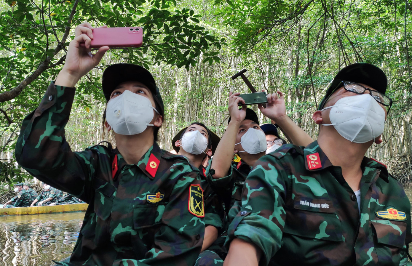 Sau chuỗi ngày căng thẳng chống dịch COVID-19, giờ đây các bạn trẻ, những chiến s tuyến đầu đã có những giờ phút giải lao quý giá. Sau chuỗi ngày căng thẳng chống dịch COVID-19, giờ đây các bạn trẻ, những chiến s tuyến đầu đã có những giờ phút giải lao quý giá.