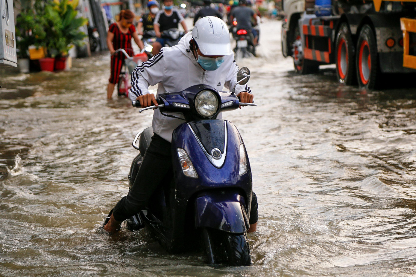 Một người đàn ông bị chết máy xe khi lưu thông qua khúc ngập sâu ở đường Trần Xuân Soạn (quận 7)