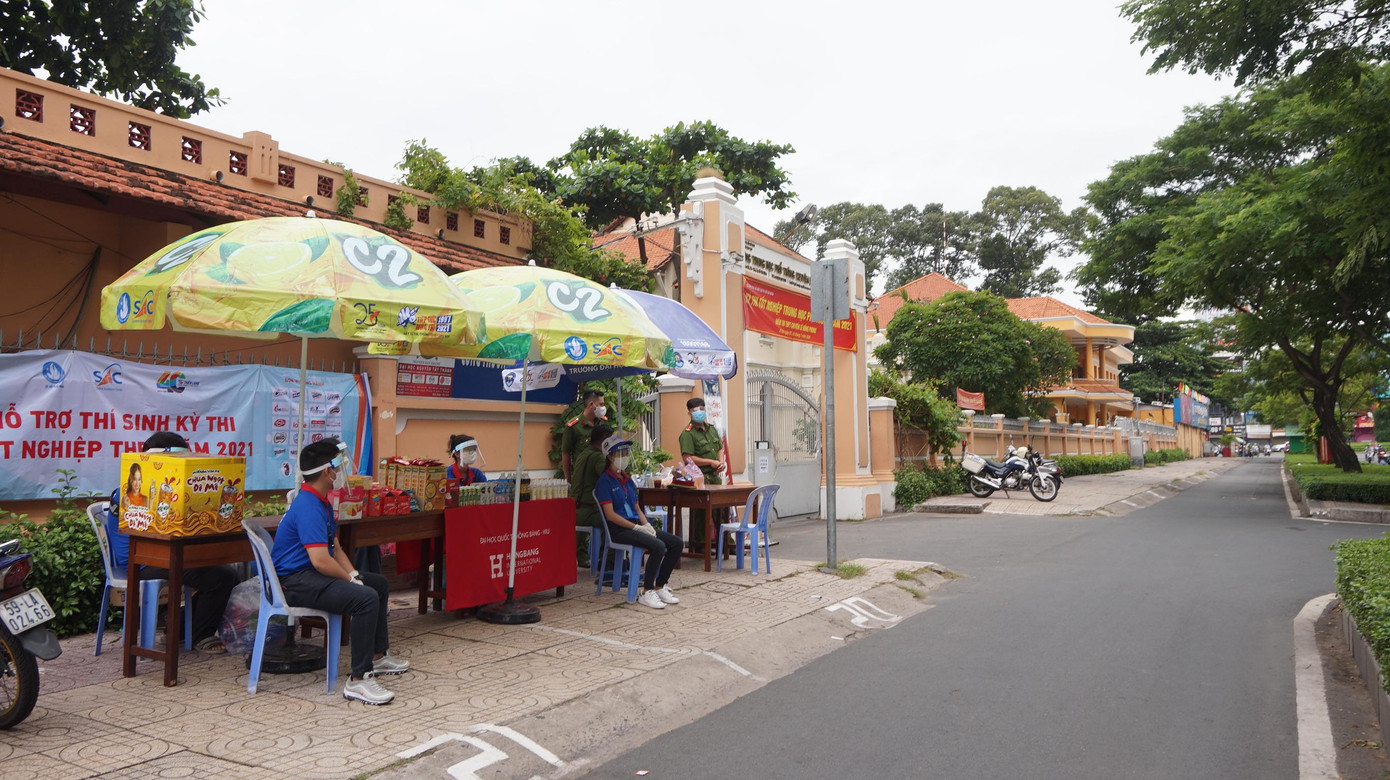 Khu vực trước cổng trường thi tại TPHCM đều vắng bóng phụ huynh nhằm đảm bảo quy định giãn cách giữa thời điểm dịch bệnh phức tạp Khu vực trước cổng trường thi tại TPHCM đều vắng bóng phụ huynh nhằm đảm bảo quy định giãn cách giữa thời điểm dịch bệnh phức tạp