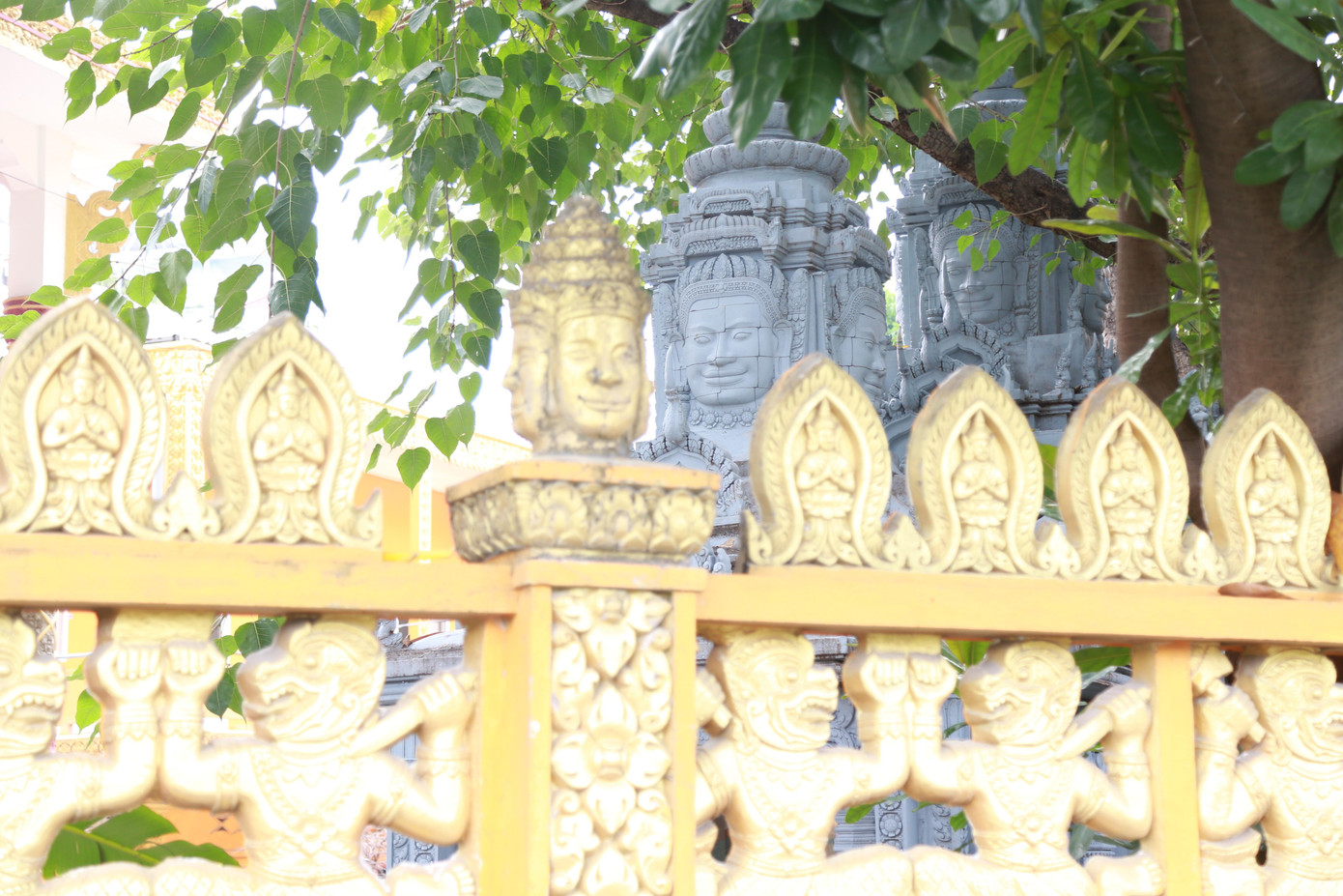 Các bức phù điêu, tượng tinh xảo, mang tính nghệ thuật.