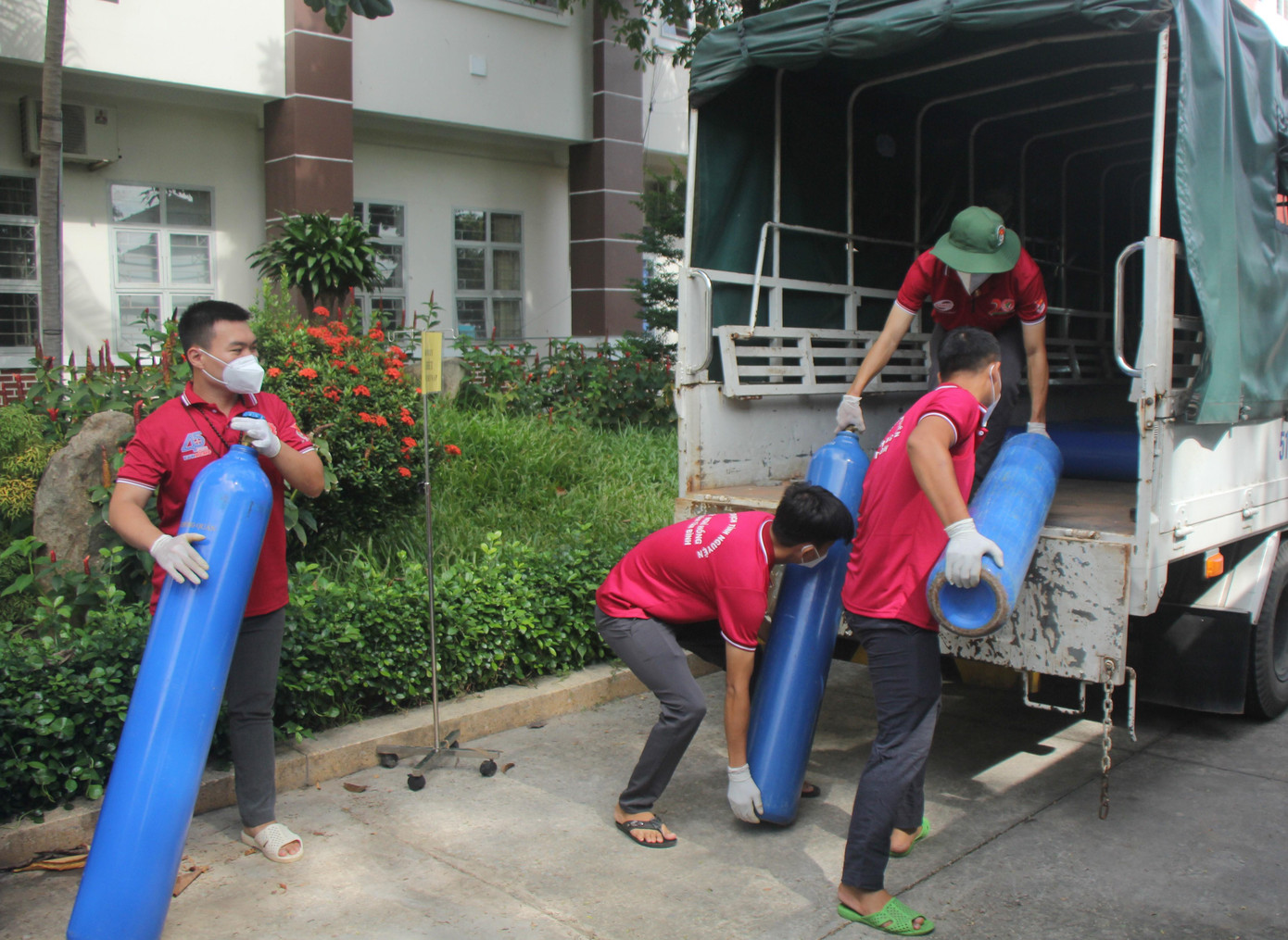 Các bạn trẻ tải bình oxy đã xài tại điểm cách ly THCS Hoàng Hoa Thám (quận Tân Bình) đem đến nhà máy nạp khí. Các bạn trẻ tải bình oxy đã xài tại điểm cách ly THCS Hoàng Hoa Thám (quận Tân Bình) đem đến nhà máy nạp khí.