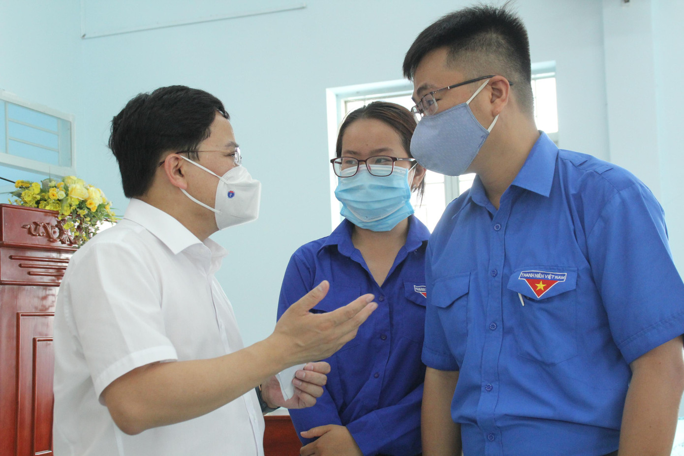 Bí thư thứ nhất T.Ư Đoàn Nguyễn Anh Tuấn trò chuyện cùng các đoàn viên, thanh niên sau buổi tiếp xúc cử tri Bí thư thứ nhất T.Ư Đoàn Nguyễn Anh Tuấn trò chuyện cùng các đoàn viên, thanh niên sau buổi tiếp xúc cử tri