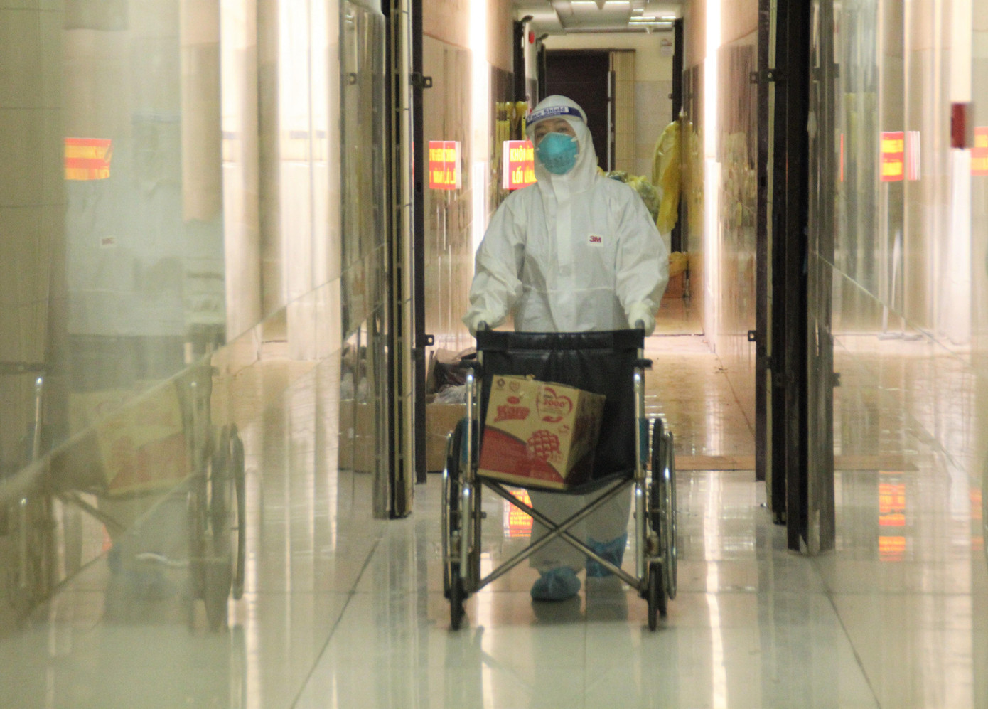 Nữ nhân viên y tế cũng tham gia chi viện nhu yếu phẩm cho bệnh nhân. Nữ nhân viên y tế cũng tham gia chi viện nhu yếu phẩm cho bệnh nhân.