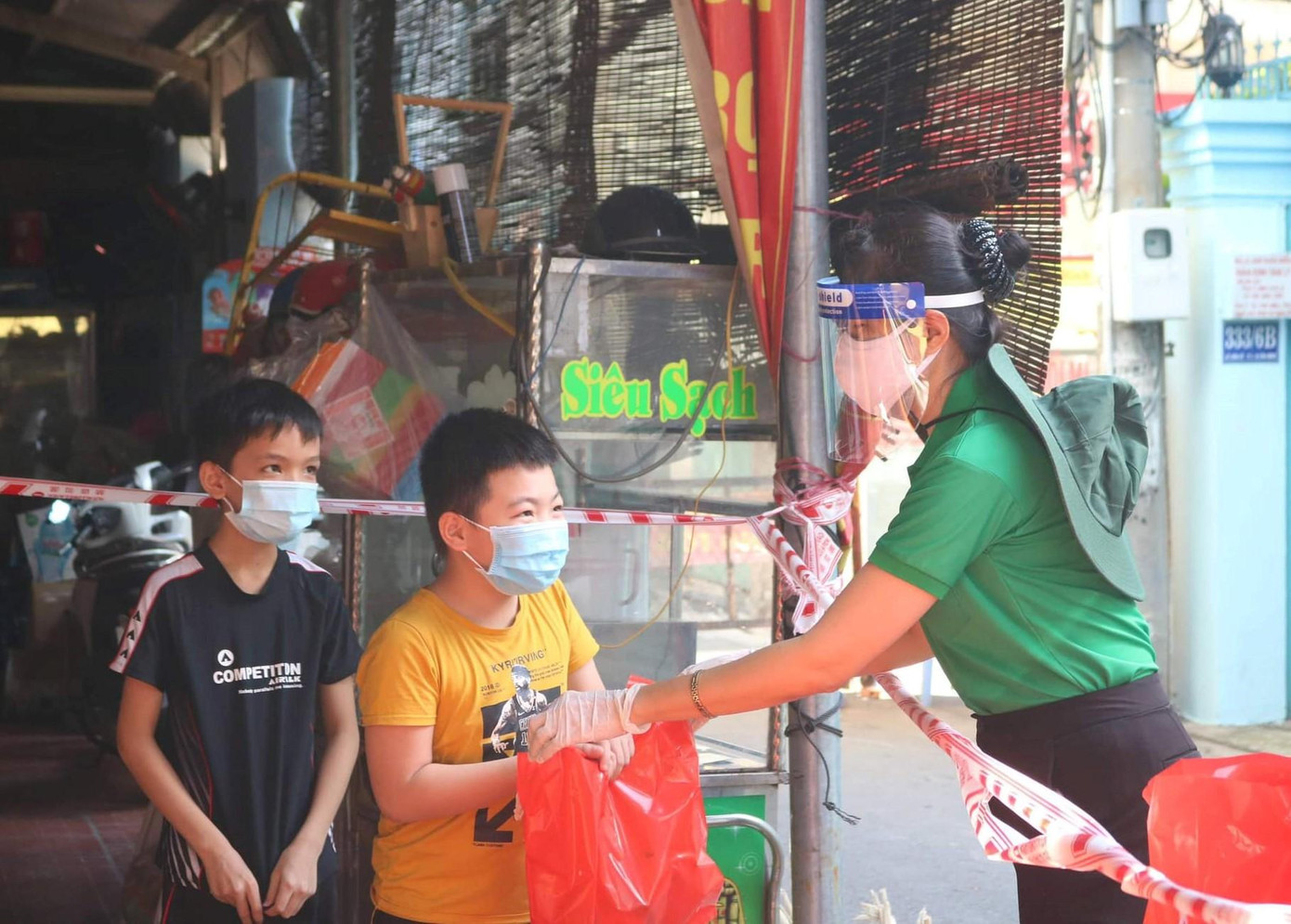 MC Quỳnh Hoa trao quà cho các em nhỏ trong một khu phong tỏa MC Quỳnh Hoa trao quà cho các em nhỏ trong một khu phong tỏa