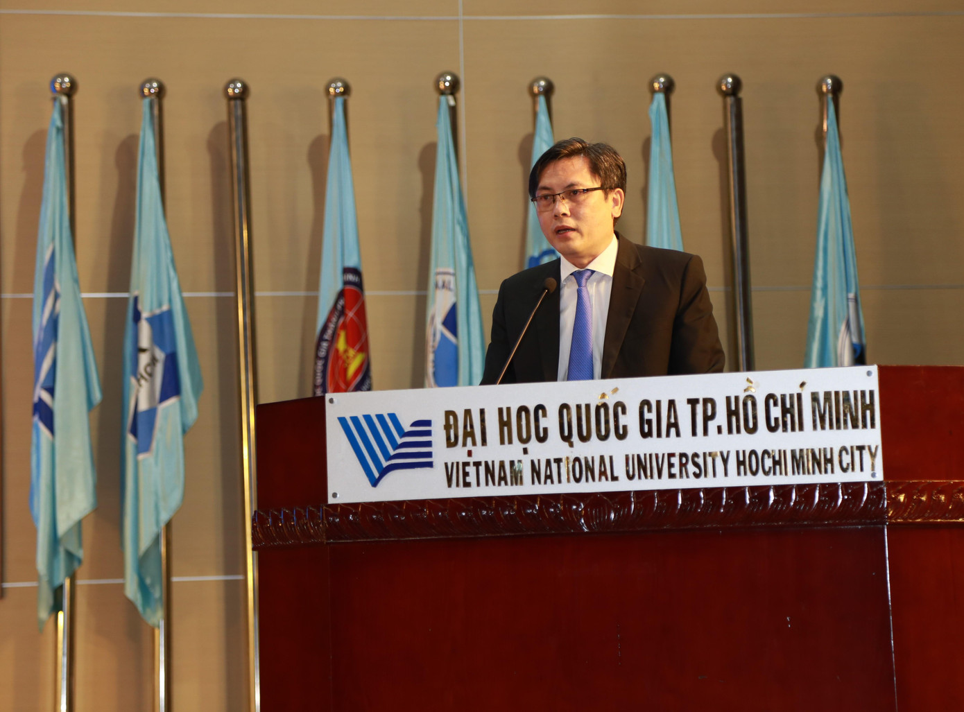 Phó Giám đốc ĐHQG TPHCM Nguyễn Minh Tâm phát biểu tuyên dương các cán bộ trẻ, sinh viên tiêu biểu.