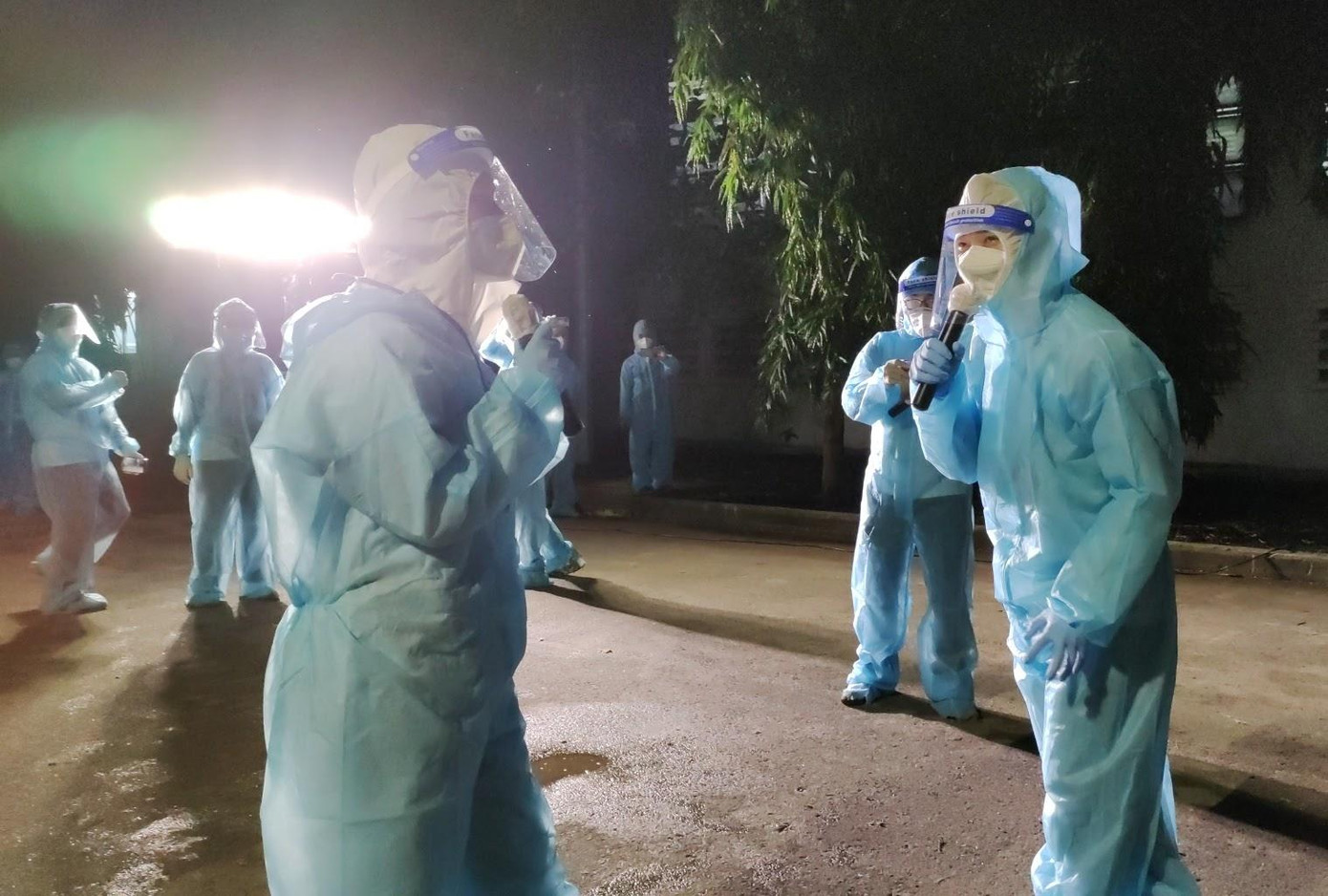 Trúc Nhân và Miu Lê lần đầu kết hợp trên một sân khấu dã chiến gửi tặng bà con và đội ngũ y bác sỹ, lực lượng dân quân, tình nguyện viên làm nhiệm vụ. Cả hai không khỏi xúc động khi hát trong một hoàn cảnh vô cùng đặc biệt. Tại đêm nhạc ấm lòng này, hai ca sỹ trẻ có dịp song ca bản hit của Trúc Nhân, "Bốn chữ lắm".