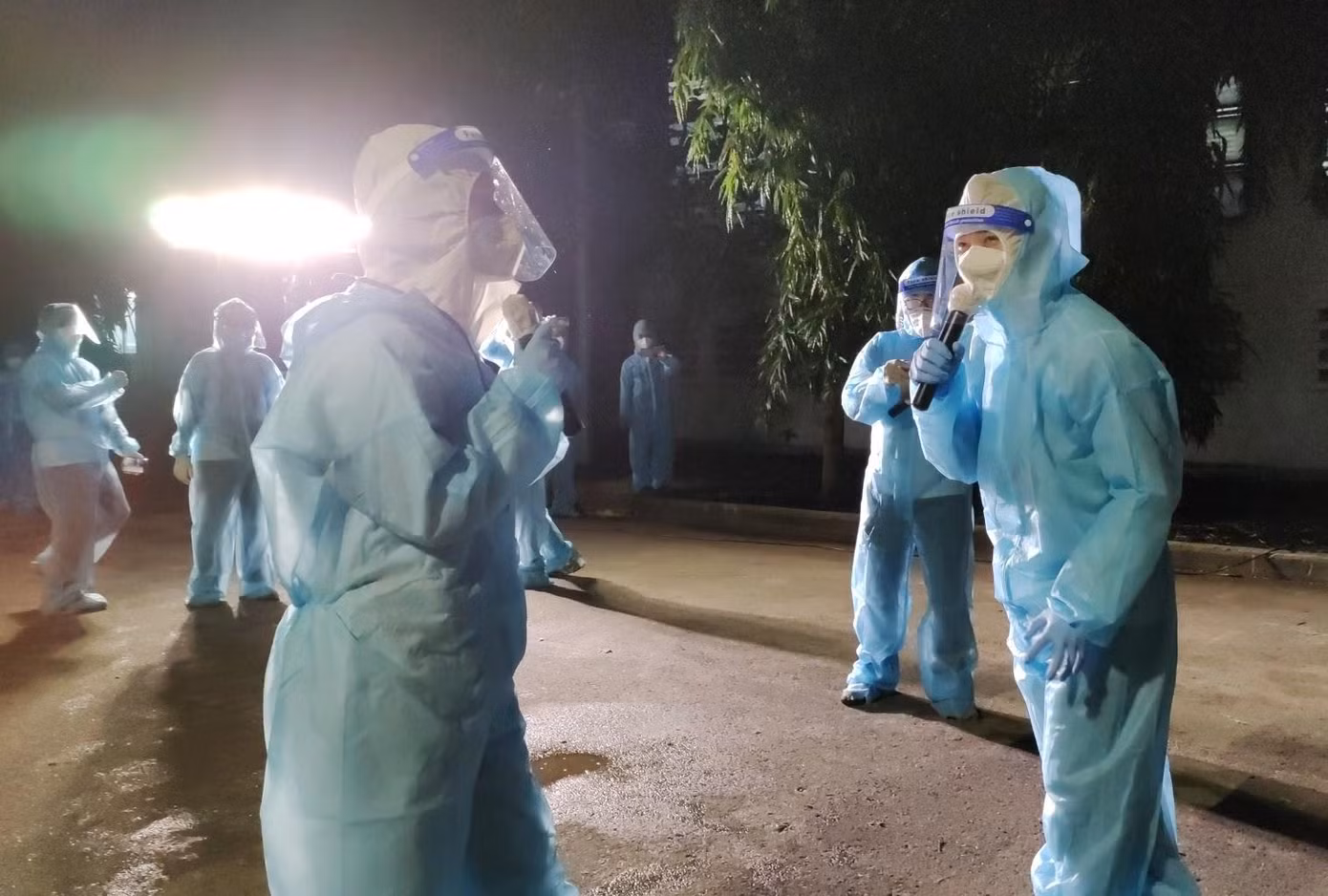 Trúc Nhân và Miu Lê lần đầu kết hợp trên một sân khấu dã chiến gửi tặng bà con và đội ngũ y bác sỹ, lực lượng dân quân, tình nguyện viên làm nhiệm vụ. Cả hai không khỏi xúc động khi hát trong một hoàn cảnh vô cùng đặc biệt. Tại đêm nhạc ấm lòng này, hai ca sỹ trẻ có dịp song ca bản hit của Trúc Nhân, "Bốn chữ lắm".