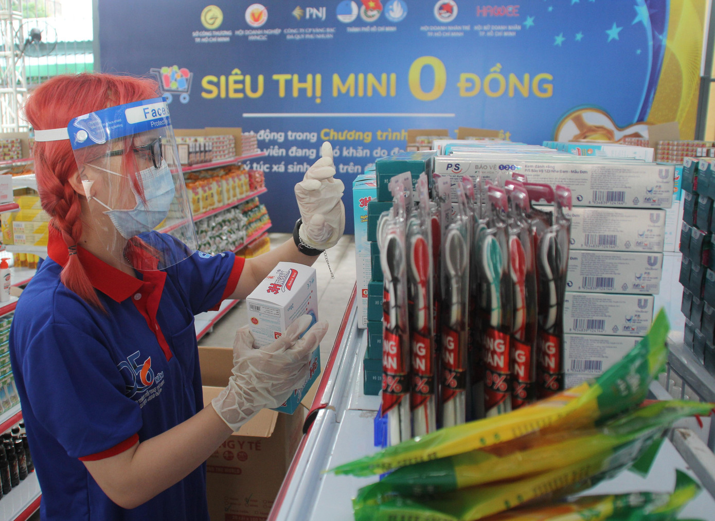 Xuân Thanh (Đại học Văn Lang) cùng các bạn tình nguyện viên chương trình "Tiếp sức mùa thi" sắp xếp hàng hóa cho chương trình. Vừa hoàn thành nhiệm vụ tiếp sức sĩ tử mấy hôm trước, nay nữ sinh này tiếp tục tham gia hỗ trợ tiếp nhận và chuyển giao các đơn hàng cho sinh viên. "Mình tham gia góp một phần nhỏ bé công sức để giúp các bạn vượt khó và cũng là góp sức với mong muốn Sài Gòn mau chóng "khỏe" lại", Xuân Thanh chia sẻ. Xuân Thanh (Đại học Văn Lang) cùng các bạn tình nguyện viên chương trình "Tiếp sức mùa thi" sắp xếp hàng hóa cho chương trình. Vừa hoàn thành nhiệm vụ tiếp sức sĩ tử mấy hôm trước, nay nữ sinh này tiếp tục tham gia hỗ trợ tiếp nhận và chuyển giao các đơn hàng cho sinh viên. "Mình tham gia góp một phần nhỏ bé công sức để giúp các bạn vượt khó và cũng là góp sức với mong muốn Sài Gòn mau chóng "khỏe" lại", Xuân Thanh chia sẻ.