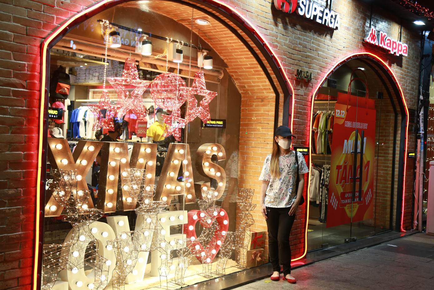 Nhiều cửa hiệu, khách sạn trên phố đi bộ Nguyễn Huệ cũng bài trí không gian đón Giáng sinh bắt mắt và thu hút nhiều bạn trẻ tìm đến vui chơi.