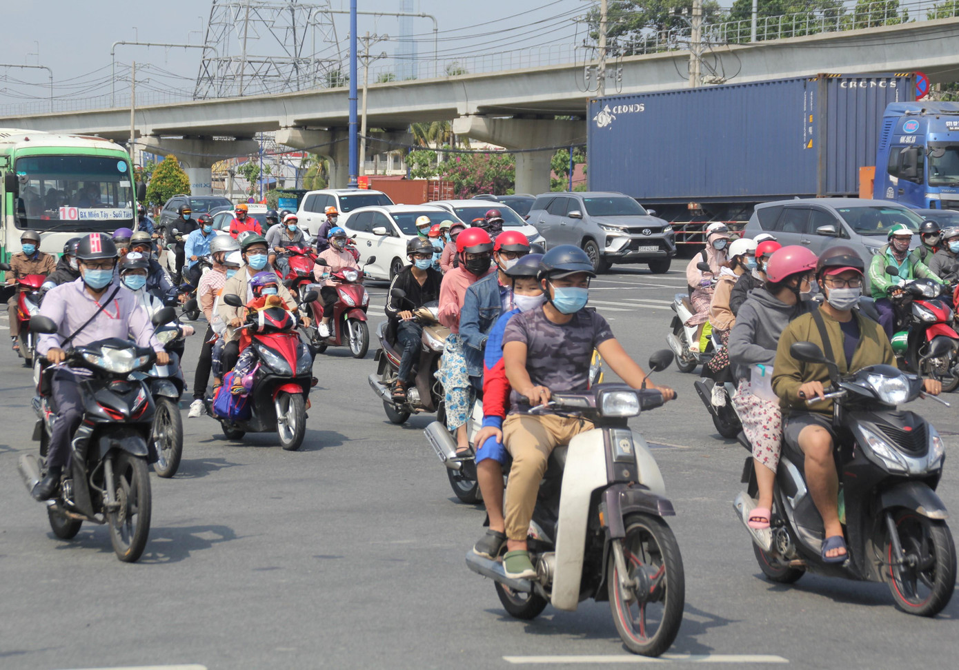 Cửa ngõ kẹt cứng, trung tâm TPHCM thưa vắng người ngày 30/4 ảnh 7