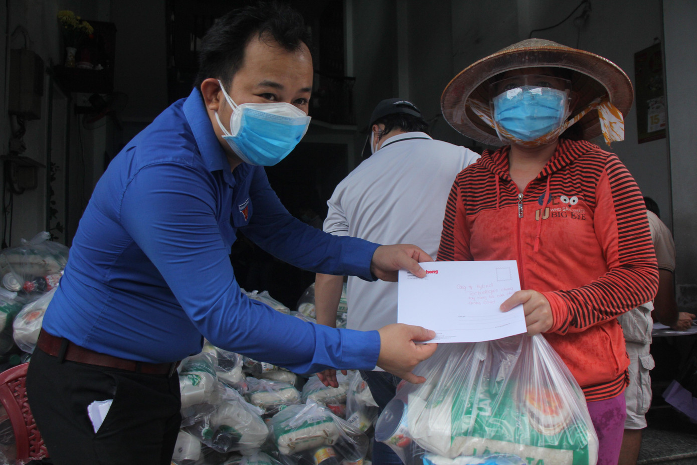 Phần quà đã phần nào tiếp sức bà con trong thời điểm chịu ảnh hưởng nặng nề của dịch bệnh COVID-19