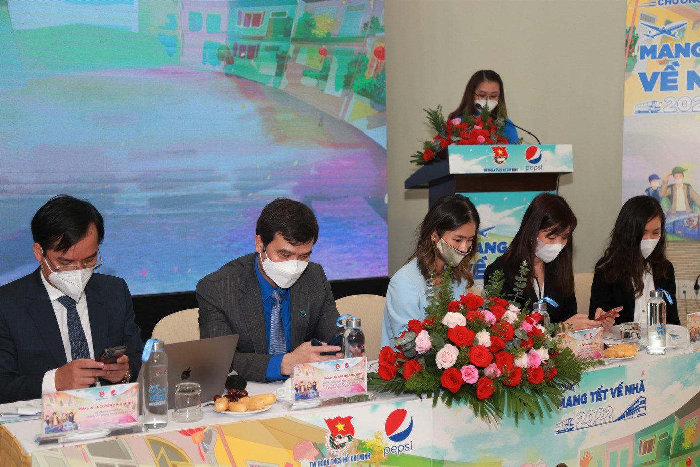 Các vị đại biểu thực hiện ủng hộ thông qua ví điện tử ZaloPay nhằm mang lại thêm những tấm vé cho nhiều người hơn.