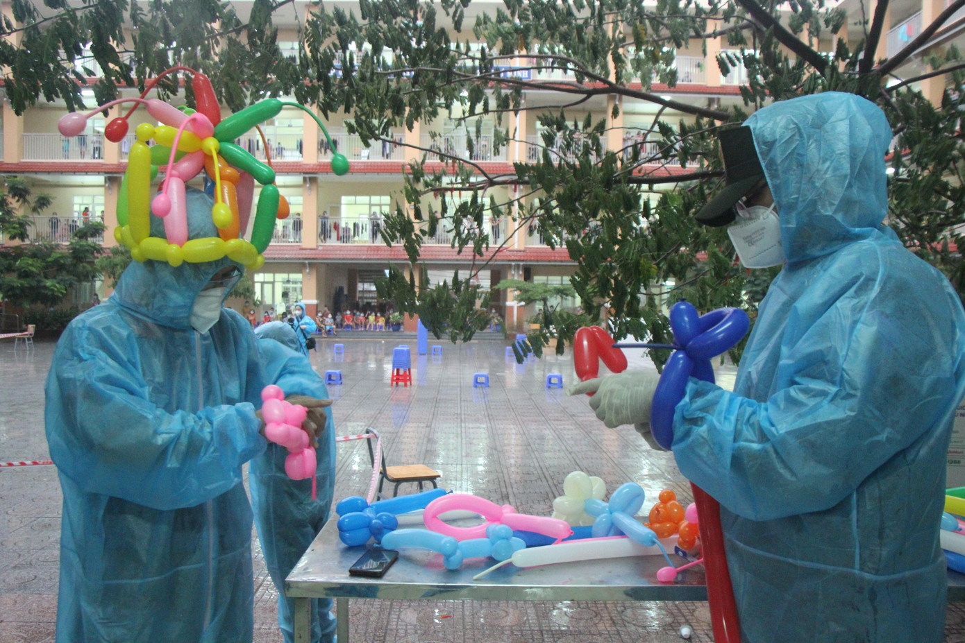 Trước khi chương trình chính thức diễn ra, các tình nguyện viên thuộc Trung tâm CTXH Thanh niên TPHCM, các bạn trẻ ở trường Hướng nghiệp Á Âu, CLB Tuổi Xuân Tình Nguyện và chiến sỹ cảnh sát cơ động đã cùng chuẩn bị các phần quà, bong bóng nghệ thuật để gửi tặng các em nhỏ.