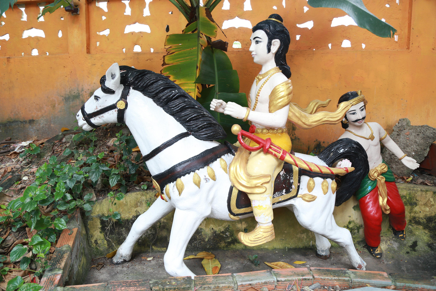 Chùa cũng đặt tượng tái hiện cảnh Thái tử Tất Đạt Đa lúc xuất gia tu tập và trở thành đức Phật sau này.