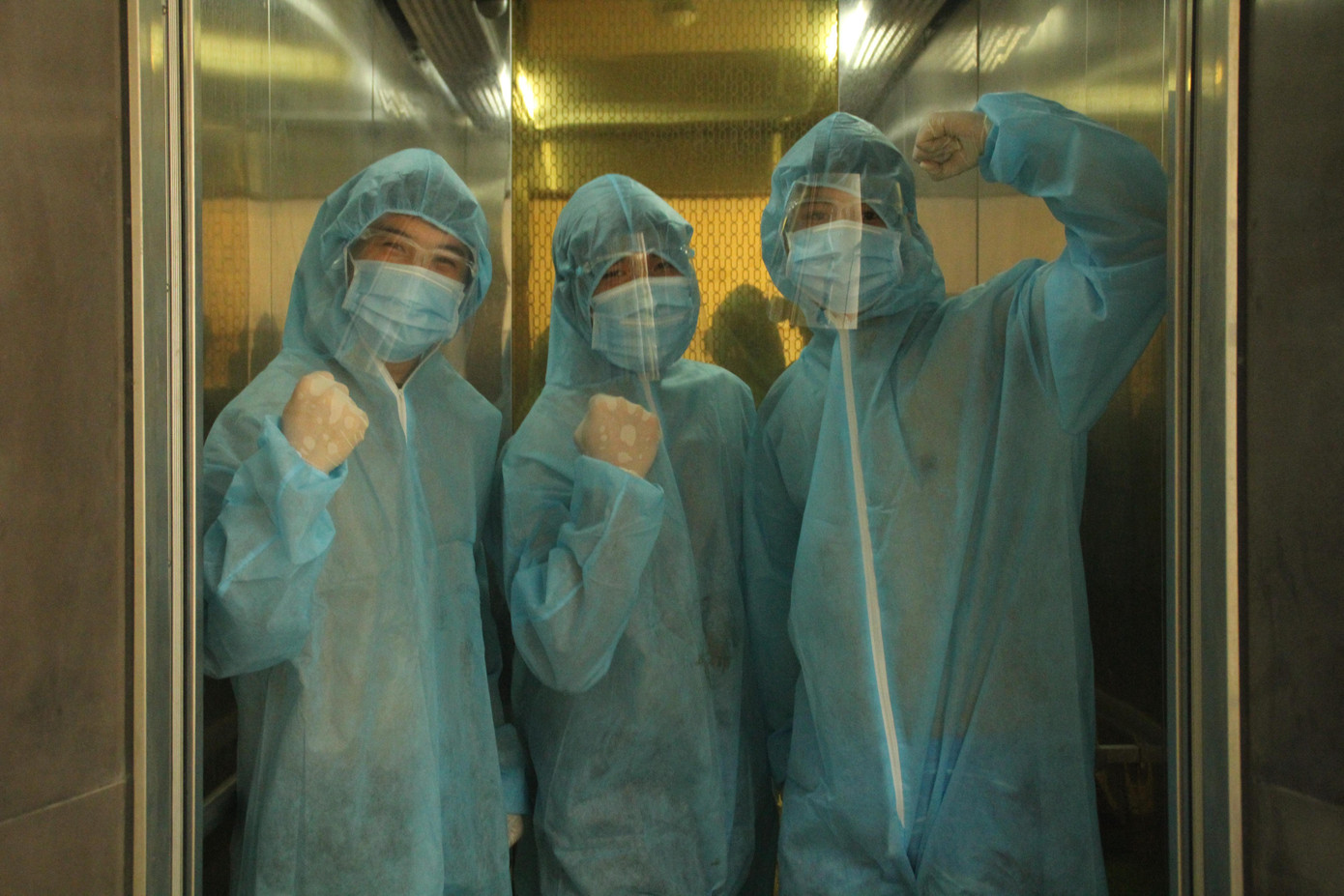 Nhóm 3 chiến sỹ tham gia mang đồ đạc, thực phẩm cho người bệnh. Nhóm 3 chiến sỹ tham gia mang đồ đạc, thực phẩm cho người bệnh.