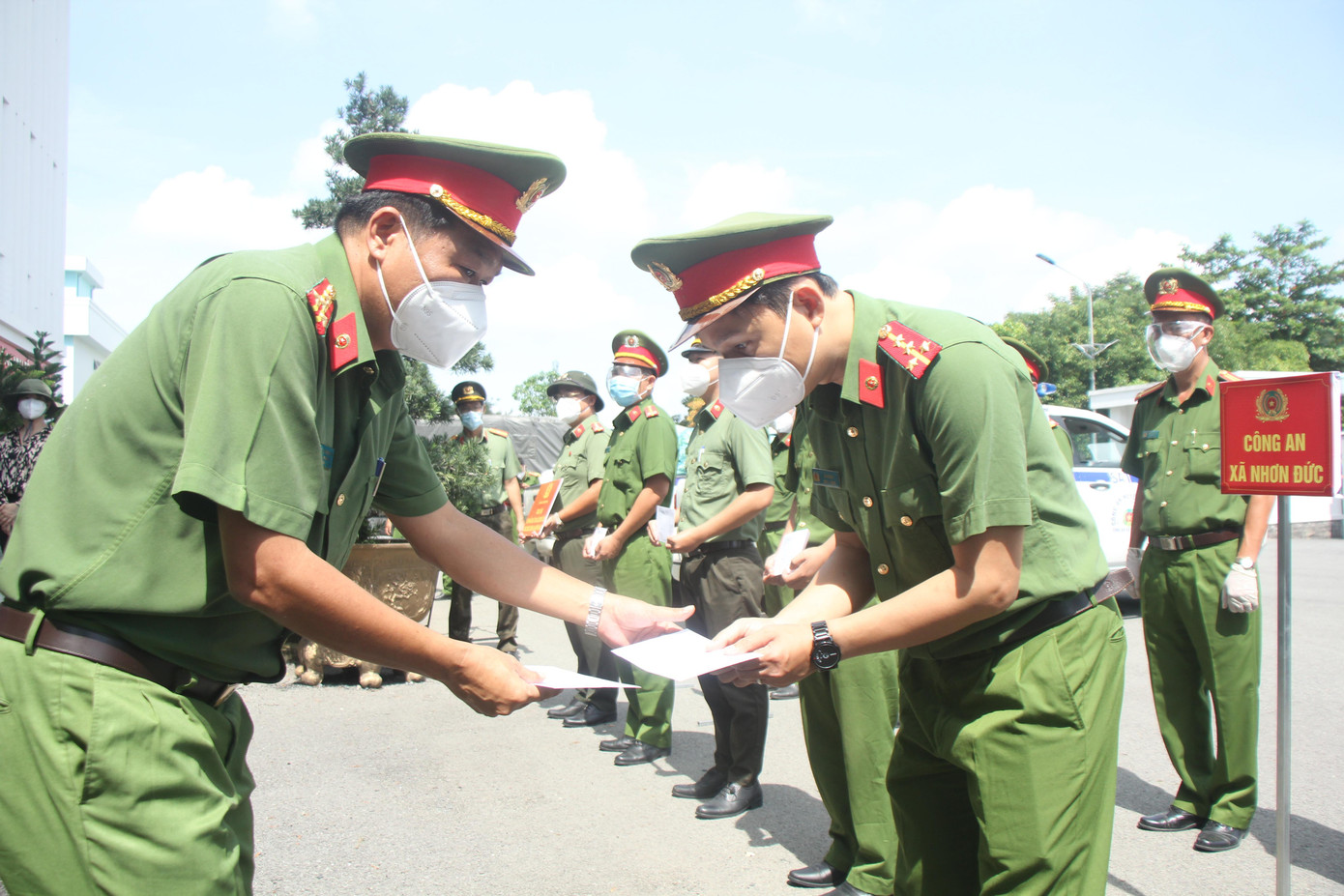 Lãnh đạo Công an TPHCM trao quà động viên các cán bộ chiến sỹ Công an Nhà Bè đã có nhiều thành tích trong công tác phòng chống dịch tại địa phương. Lãnh đạo Công an TPHCM trao quà động viên các cán bộ chiến sỹ Công an Nhà Bè đã có nhiều thành tích trong công tác phòng chống dịch tại địa phương.