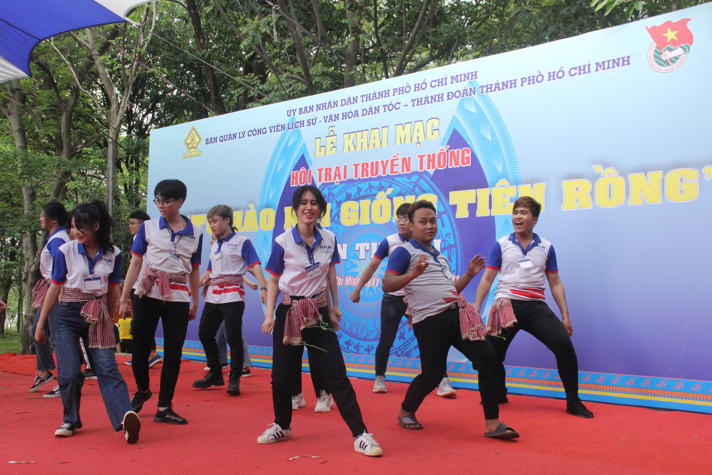 Ngoài ra, các bạn trại sinh còn có dịp giao lưu, tranh tài biểu diễn dân vũ