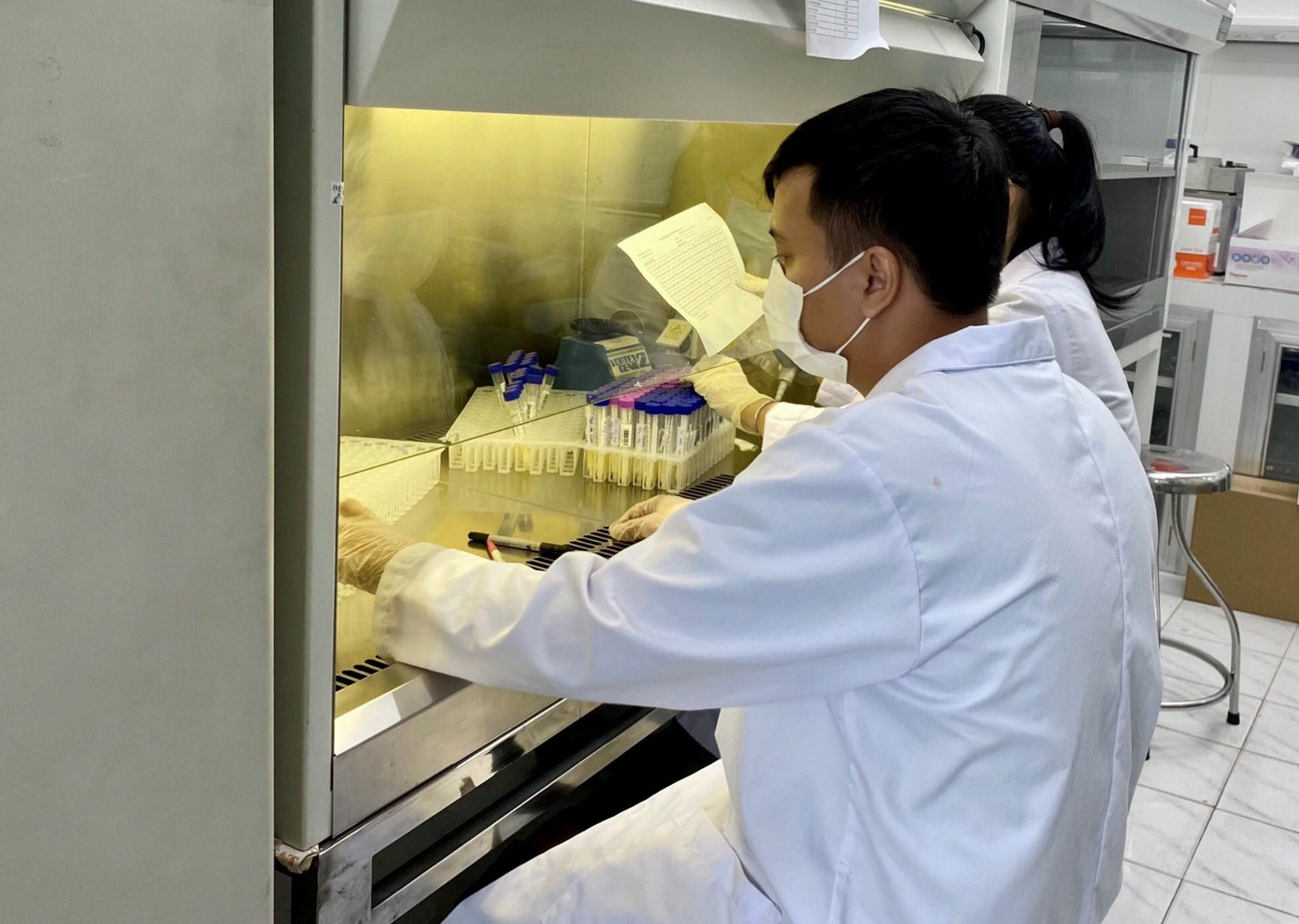 Bằng chuyên môn, kiến thức đã học, các bạn trẻ tham gia tích cực trong việc lấy mẫu xét nghiệm, chuyển mẫu, truy vết, hỗ trợ xử lý hiện trường...