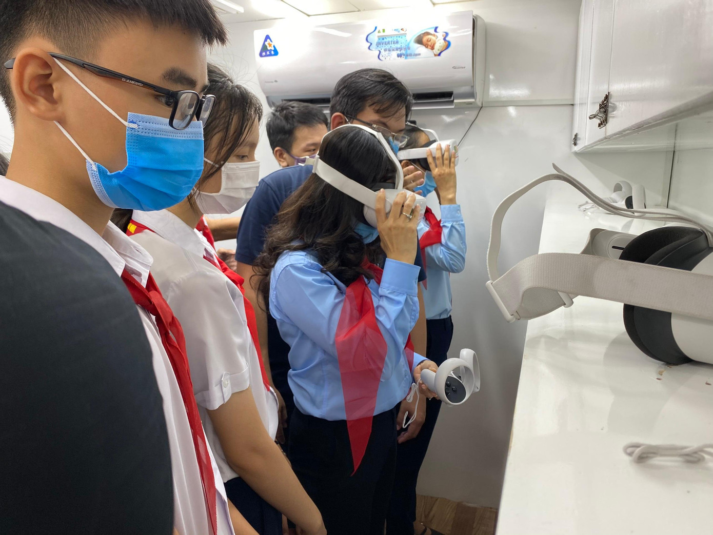 Các em đội viên, thiếu nhi trải nghiệm công nghệ thực tế ảo trên chuyến xe công nghệ Các em đội viên, thiếu nhi trải nghiệm công nghệ thực tế ảo trên chuyến xe công nghệ