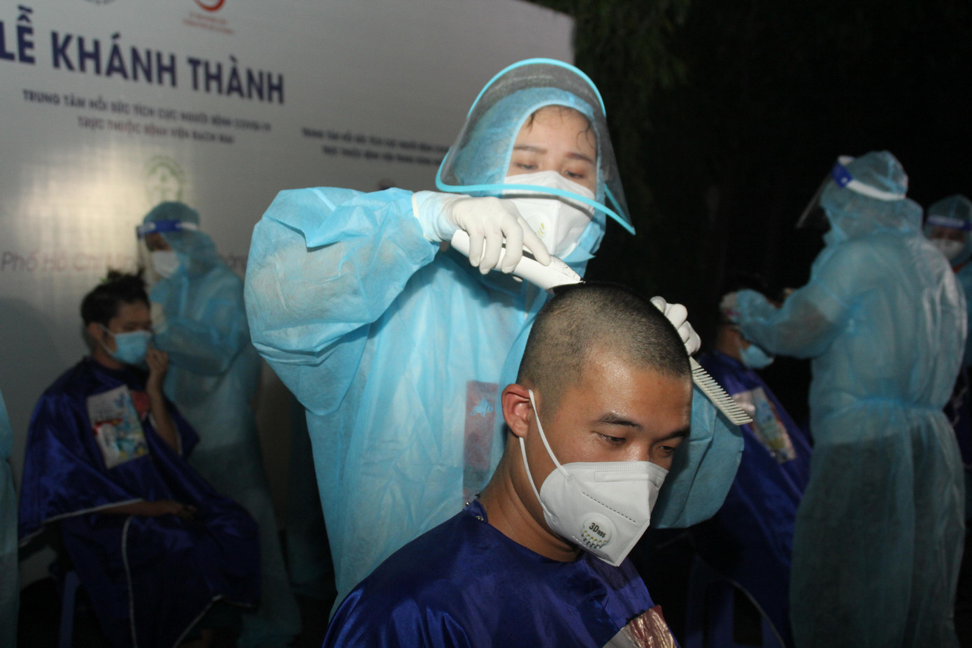 Đạo diễn trẻ Helen Huỳnh tham gia hớt tóc cho các tình nguyện viên, y bác sỹ tại Bệnh viện dã chiến số 16 (quận 7).