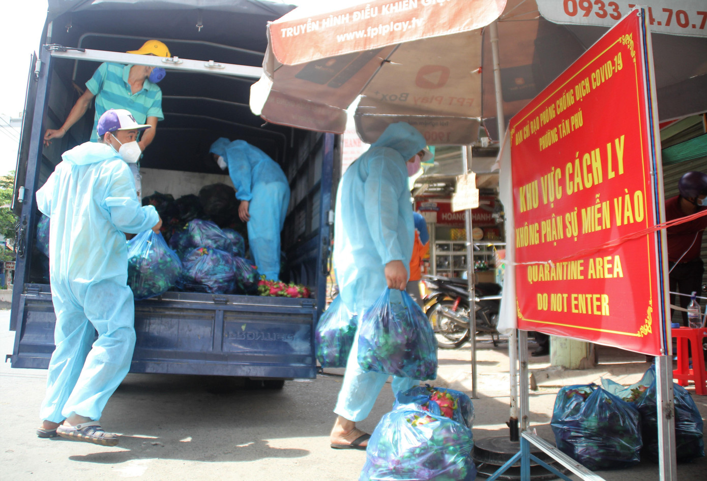 Các chàng trai giàu lòng nhân ái tiếp tục xuống hàng tại một con hẻm bị phong tỏa nằm trên đường Huỳnh Tấn Phát, phường Tân Phú. Khu vực này tập trung đông bà con lao động tự do, người có hoàn cảnh khó khăn của phường. Các chàng trai giàu lòng nhân ái tiếp tục xuống hàng tại một con hẻm bị phong tỏa nằm trên đường Huỳnh Tấn Phát, phường Tân Phú. Khu vực này tập trung đông bà con lao động tự do, người có hoàn cảnh khó khăn của phường.