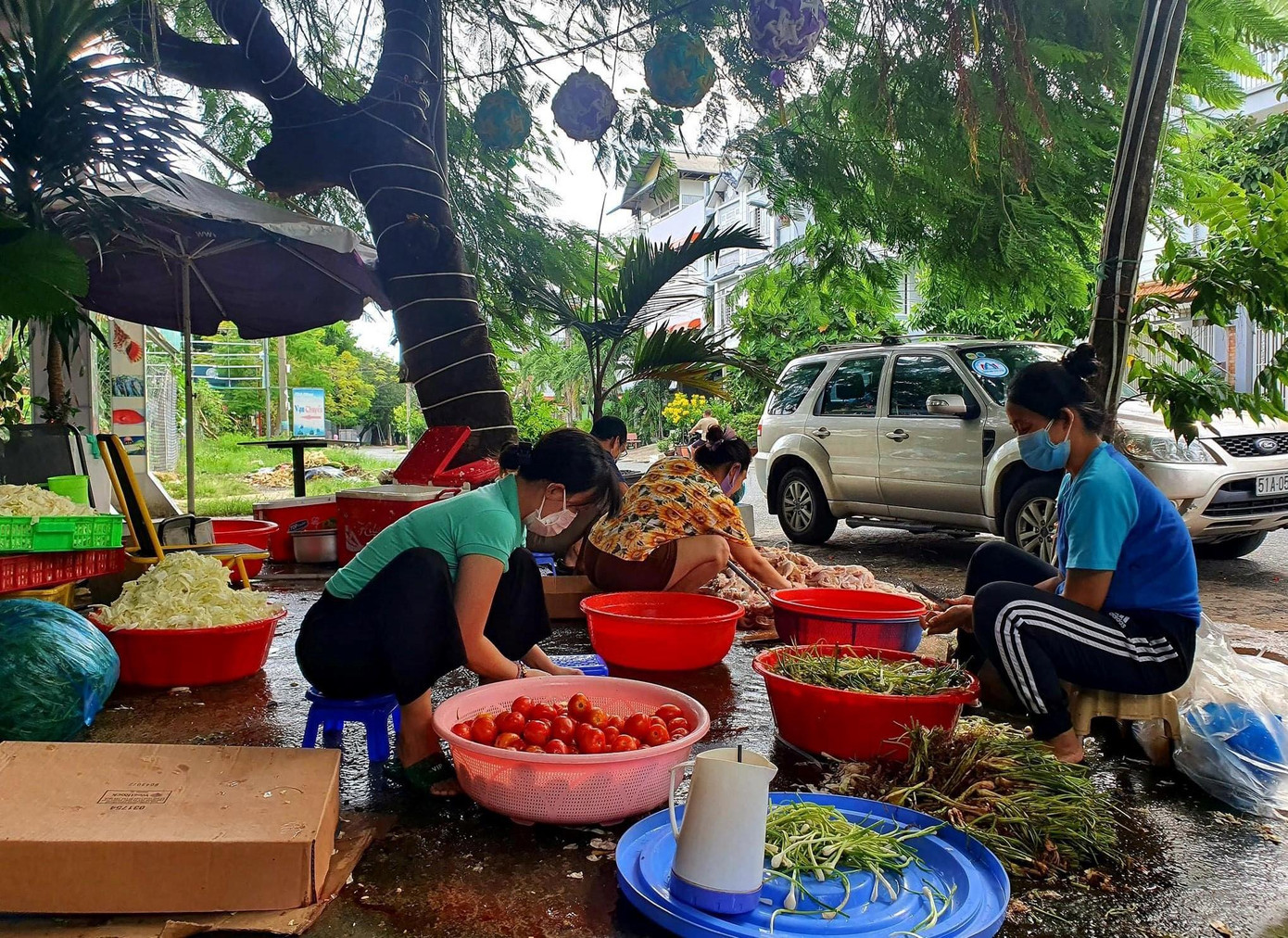 Trong những ngày căng thẳng vì dịch bệnh, Nguyễn Thị Yến Nhung chung tay chuẩn bị các bữa ăn gửi tặng lực lượng tuyến đầu chống dịch. Trong những ngày căng thẳng vì dịch bệnh, Nguyễn Thị Yến Nhung chung tay chuẩn bị các bữa ăn gửi tặng lực lượng tuyến đầu chống dịch.