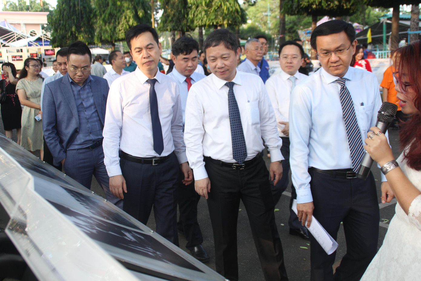 Đại biểu tham quan triển lãm “Thanh niên Việt Nam – Một thời và mãi mãi”