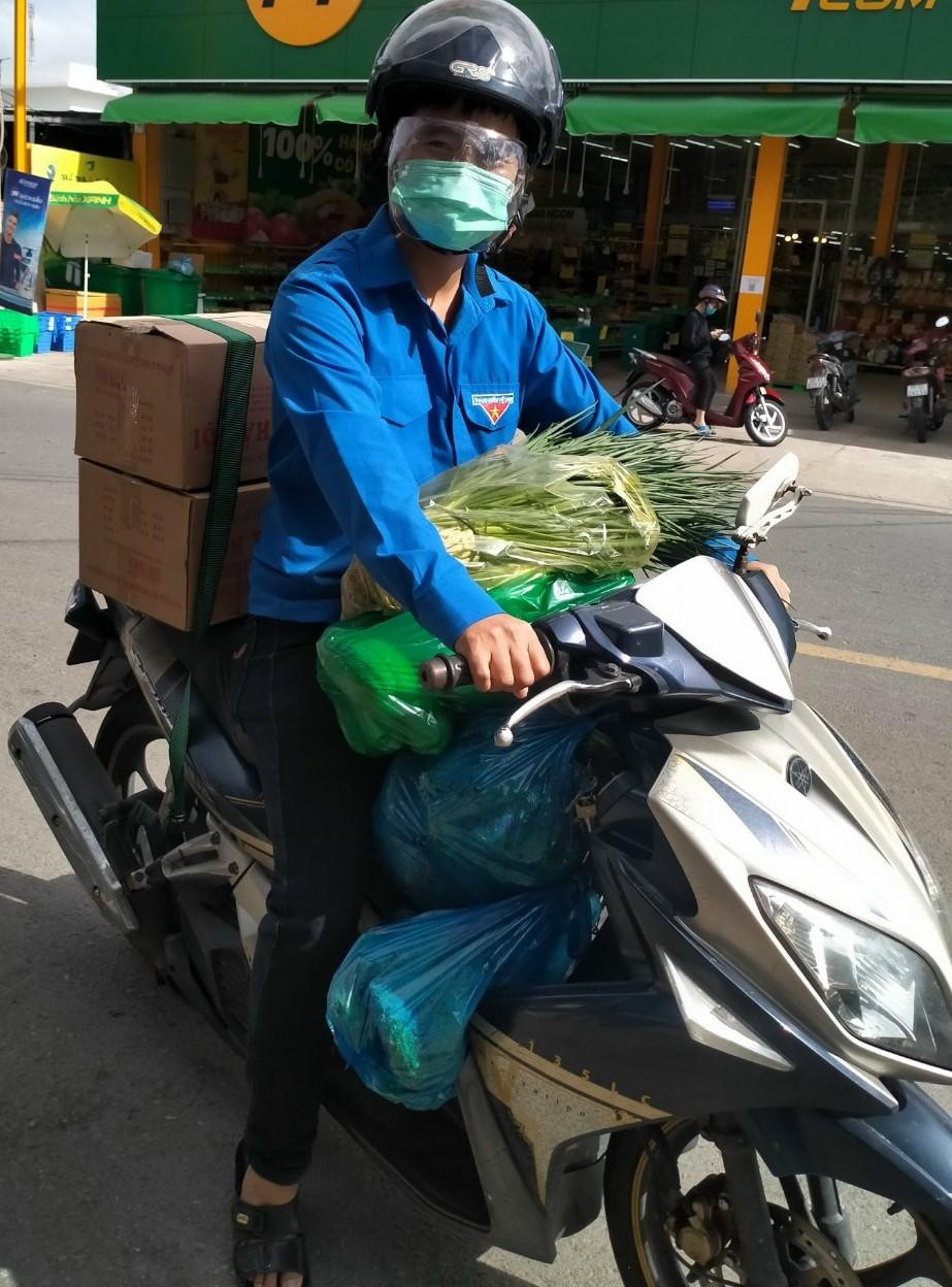 Những ngày dịch bệnh căng thẳng, chàng thanh niên năng nổ tham gia nhiều hoạt động hỗ trợ công tác chống dịch trên địa bàn tỉnh Bến Tre. Những ngày dịch bệnh căng thẳng, chàng thanh niên năng nổ tham gia nhiều hoạt động hỗ trợ công tác chống dịch trên địa bàn tỉnh Bến Tre.