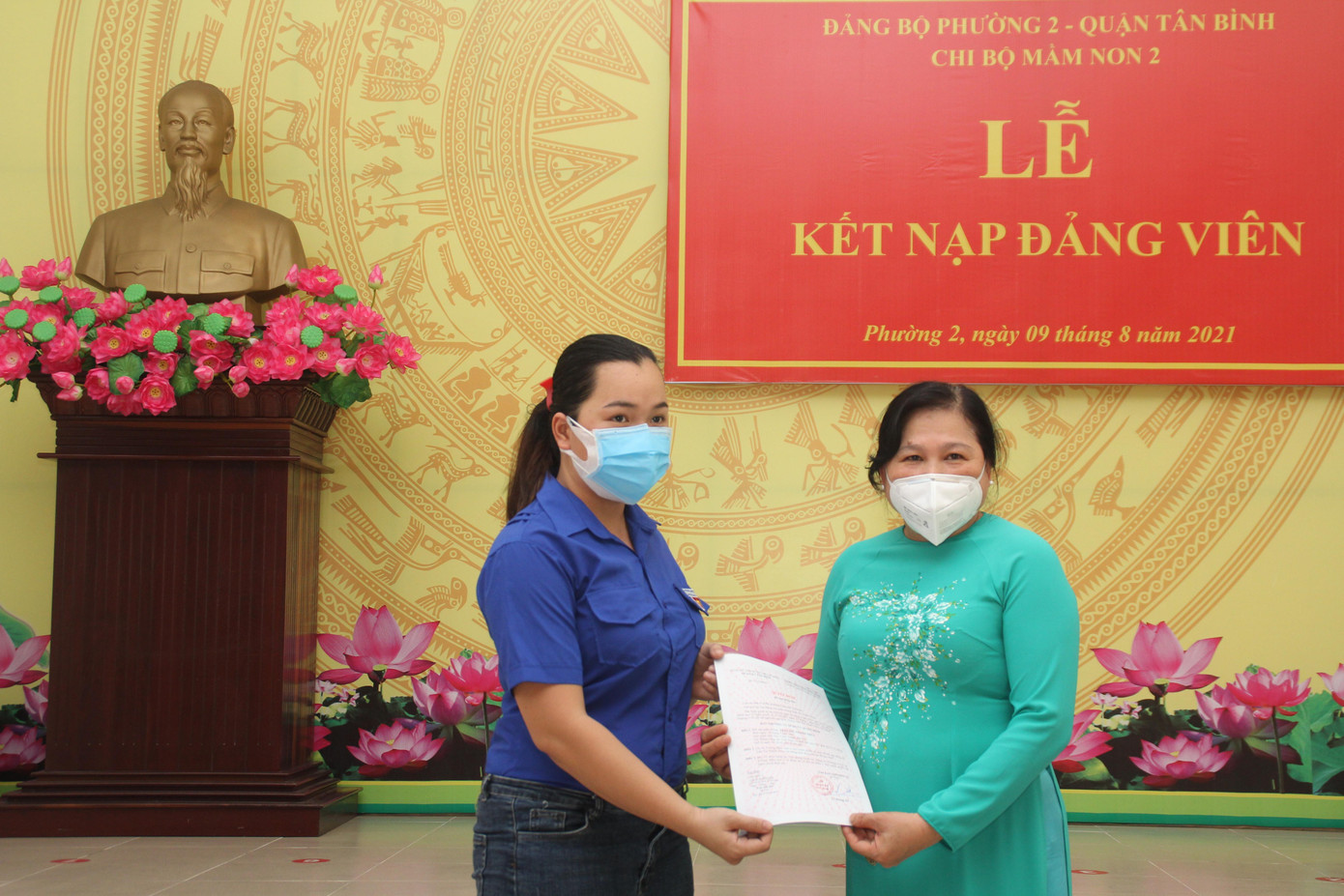 Trao quyết định kết nạp Đảng cho quần chúng ưu tú Trần Thị Thanh Thúy.