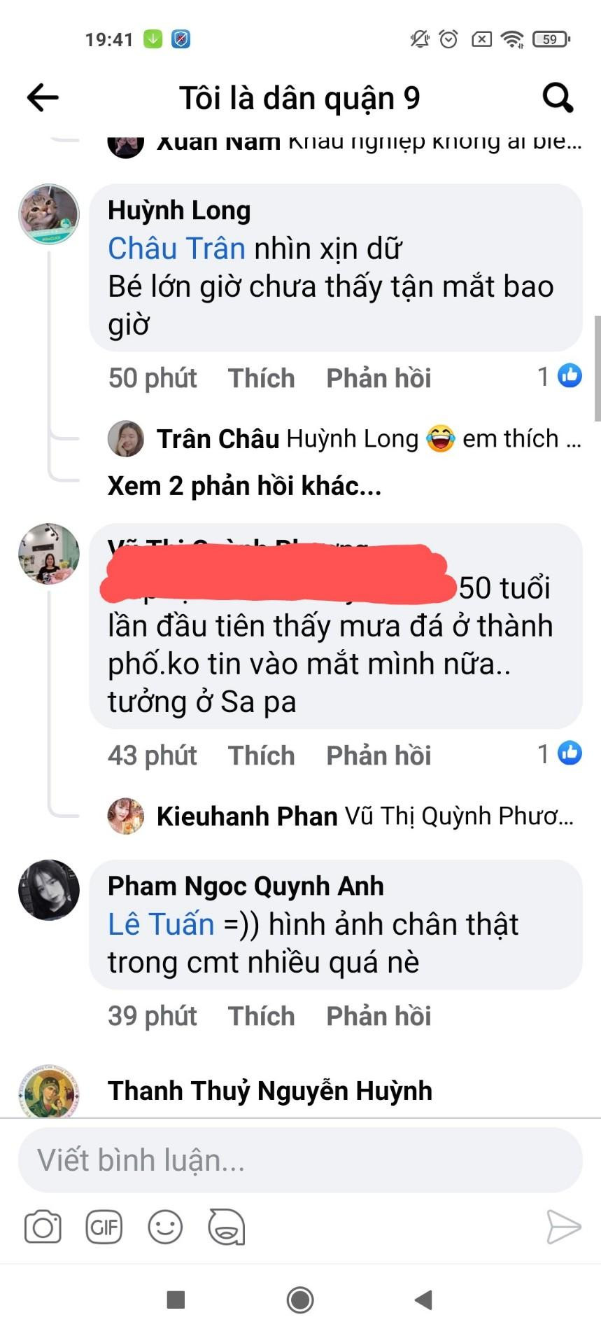 Bên cạnh những lo lắng ban đầu, hiện tượng thời tiết hiếm thấy này cũng khiến nhiều người tỏ ra thích thú, ghi nhận hình ảnh, video chia sẻ cùng nhau trên các diễn đàn. (Ảnh chụp chia sẻ của cư dân mạng xoay quanh trận mưa đá tối nay trên Fanpage "Tôi là dân quận 9").