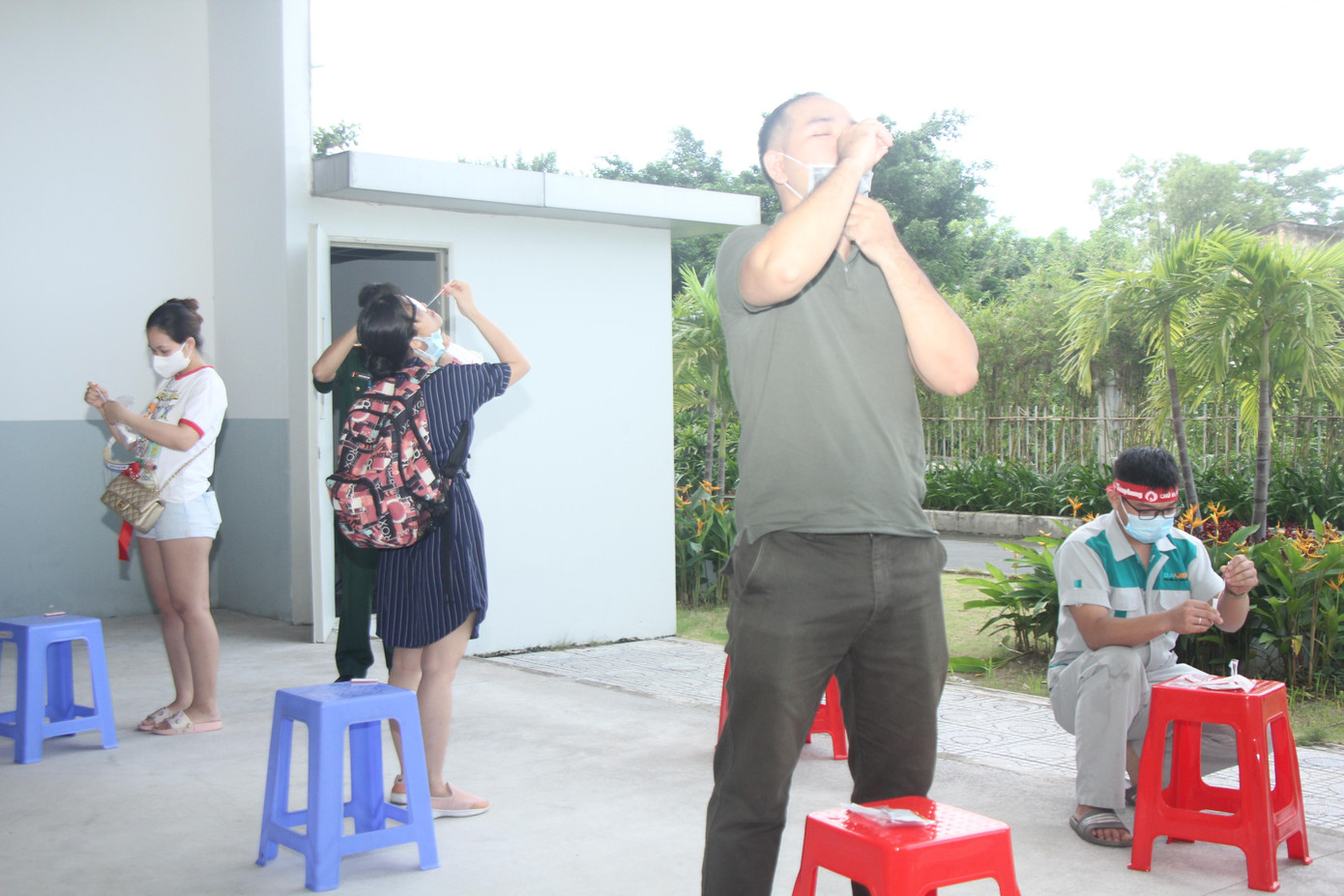 Một số người dân có nhu cầu tự test BTC cũng phát kit test để bà con thực hiện. Một số người dân có nhu cầu tự test BTC cũng phát kit test để bà con thực hiện.