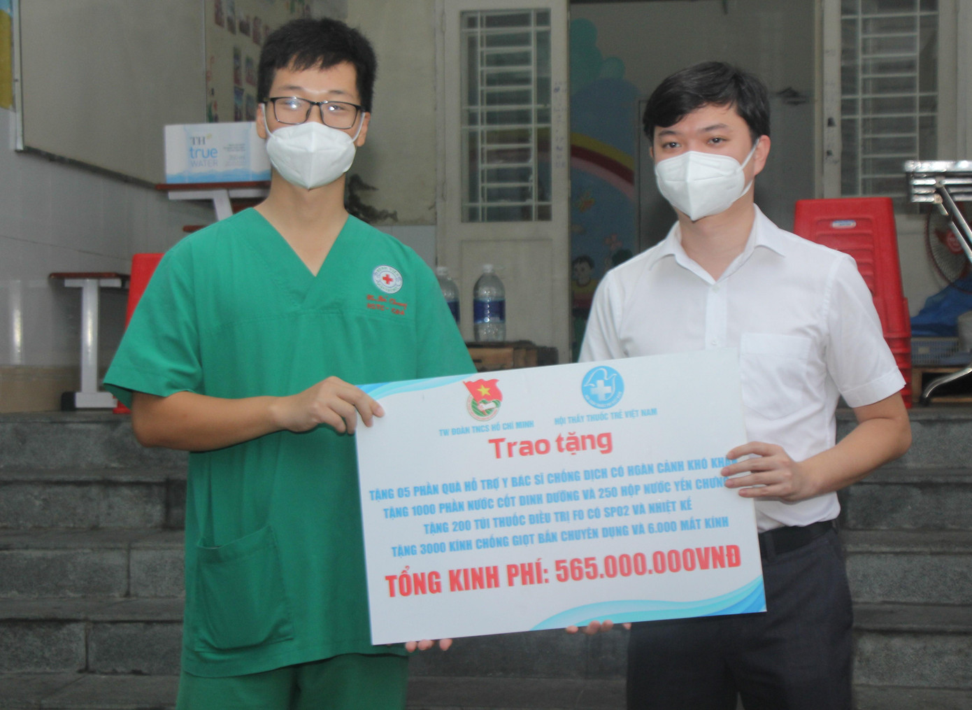 Anh Nguyễn Minh Triết, Phó Chủ tịch Thường trực Hội Sinh viên Việt Nam trao tặng trang thiết bị y tế và dinh dưỡng cho đội ngũ y bác sĩ tuyến đầu - Ảnh: Ngô Tùng