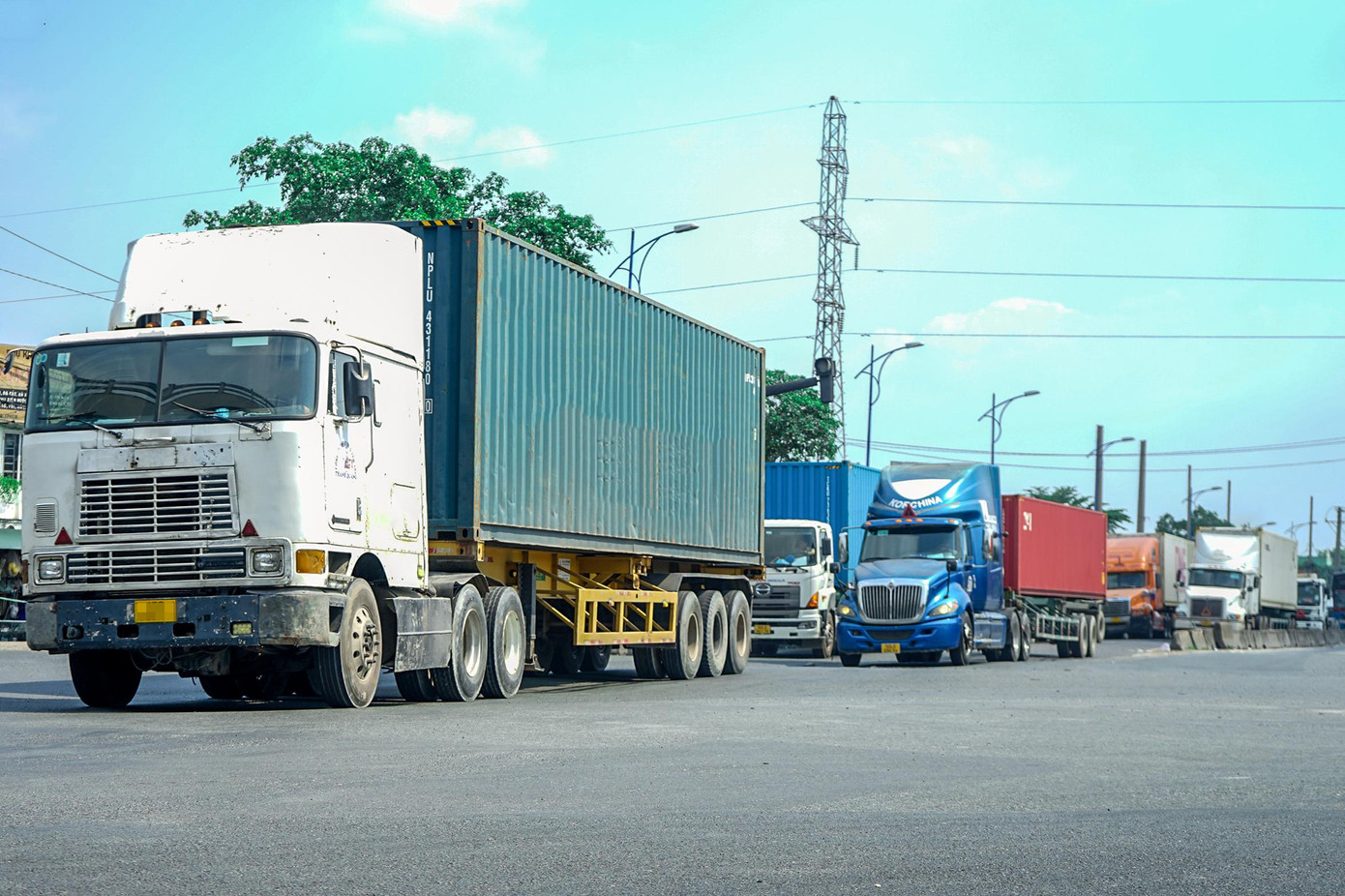 Kẹt xe container tại lối vào vòng xoay Mỹ Thủy