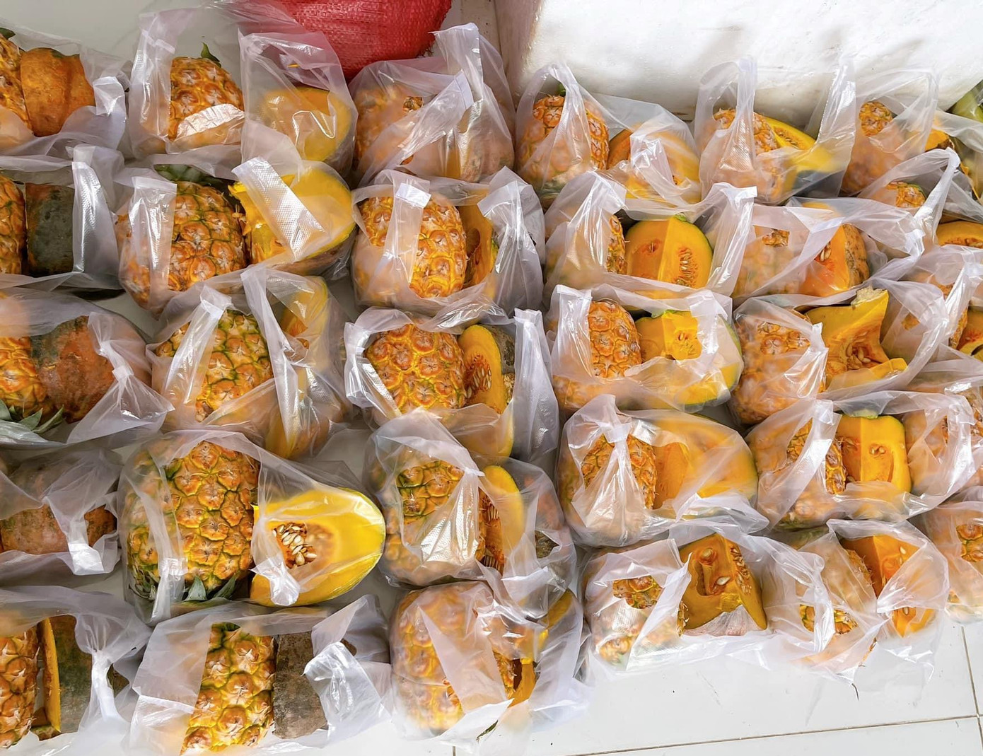 Những túi nông sản gói trọn tinh thần sẻ cơm nhường áo những lúc nguy khó. Những túi nông sản gói trọn tinh thần sẻ cơm nhường áo những lúc nguy khó.