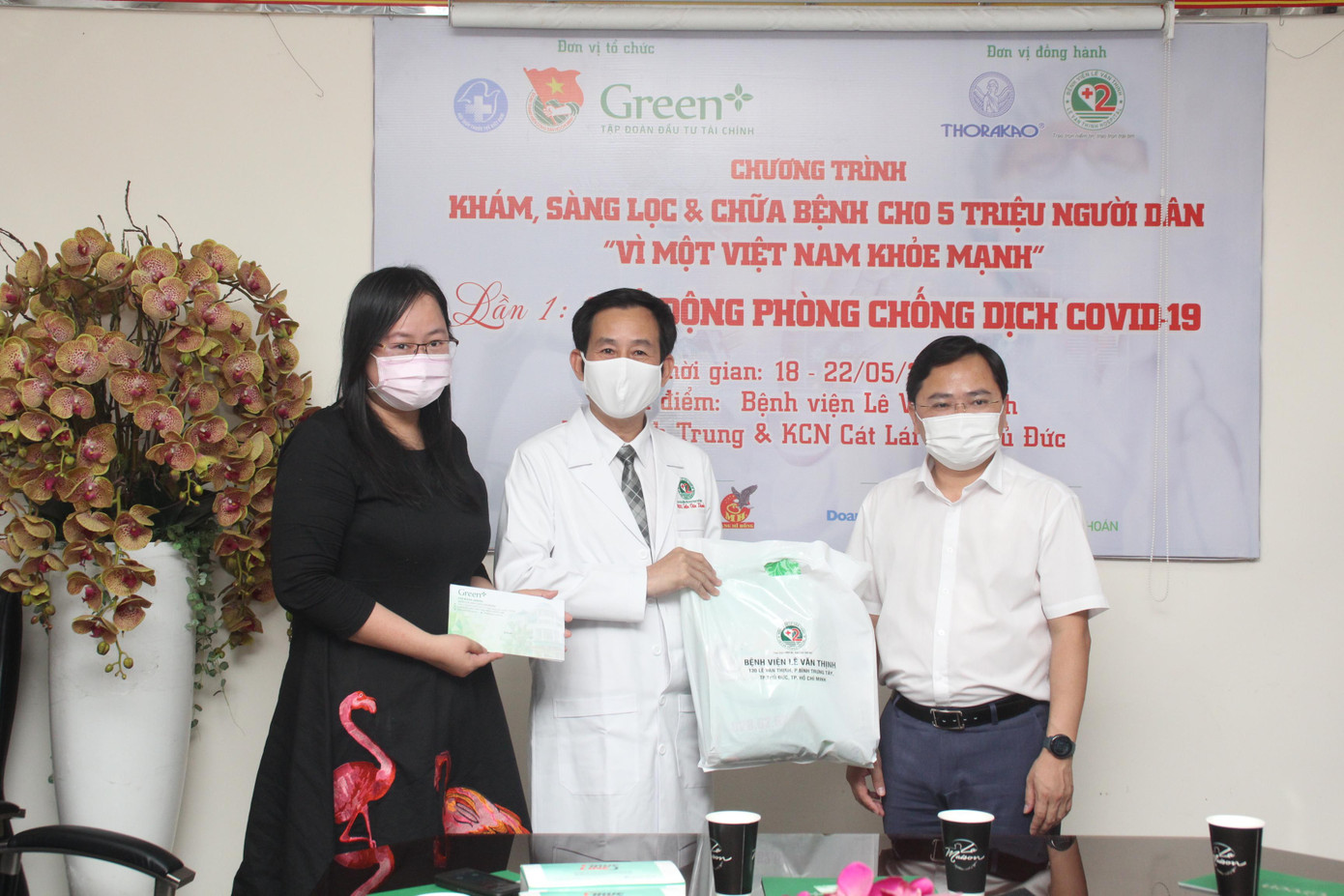 Dịp này, đoàn công tác cũng trao tặng các phần quà hỗ trợ cho các bệnh nhân có hoàn cảnh khó khăn tại các bệnh viện Dịp này, đoàn công tác cũng trao tặng các phần quà hỗ trợ cho các bệnh nhân có hoàn cảnh khó khăn tại các bệnh viện