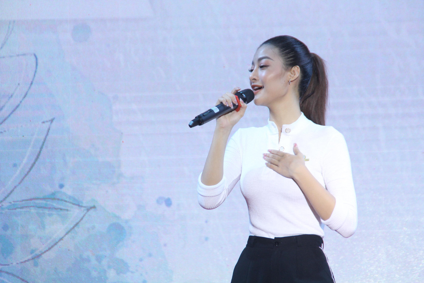 Tham gia chương trình thiện nguyện tại Long An, Á hậu Kiều Loan còn thể hiện tiết mục văn nghệ mở màn "Xin chào Việt Nam"