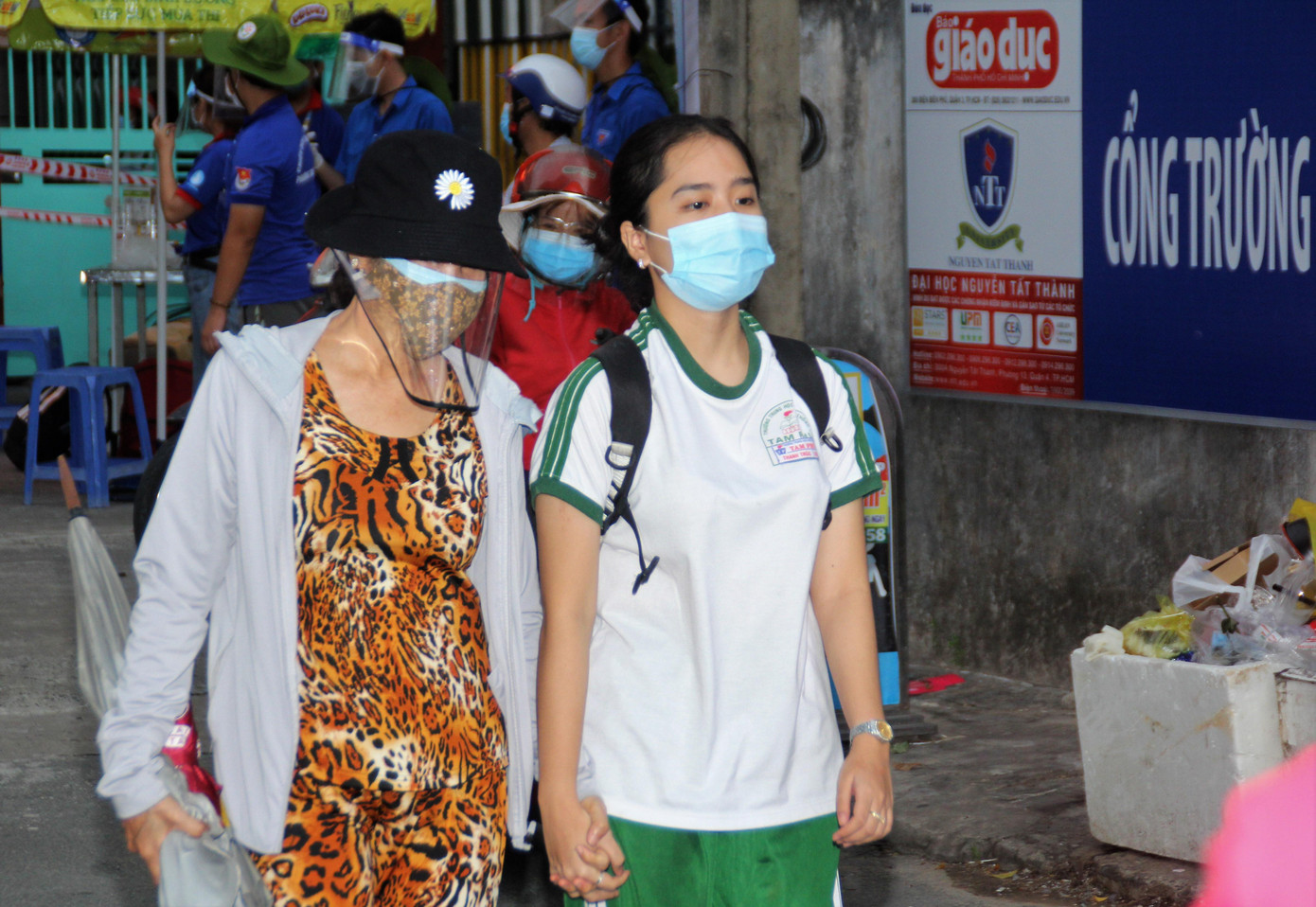 Một thí sinh và người thân tay trong tay thân mật trở về nhà sau buổi thi môn Toán tại hội đồng thi THPT Thủ Đức (TP. Thủ Đức) vào chiều qua 7/7 Một thí sinh và người thân tay trong tay thân mật trở về nhà sau buổi thi môn Toán tại hội đồng thi THPT Thủ Đức (TP. Thủ Đức) vào chiều qua 7/7