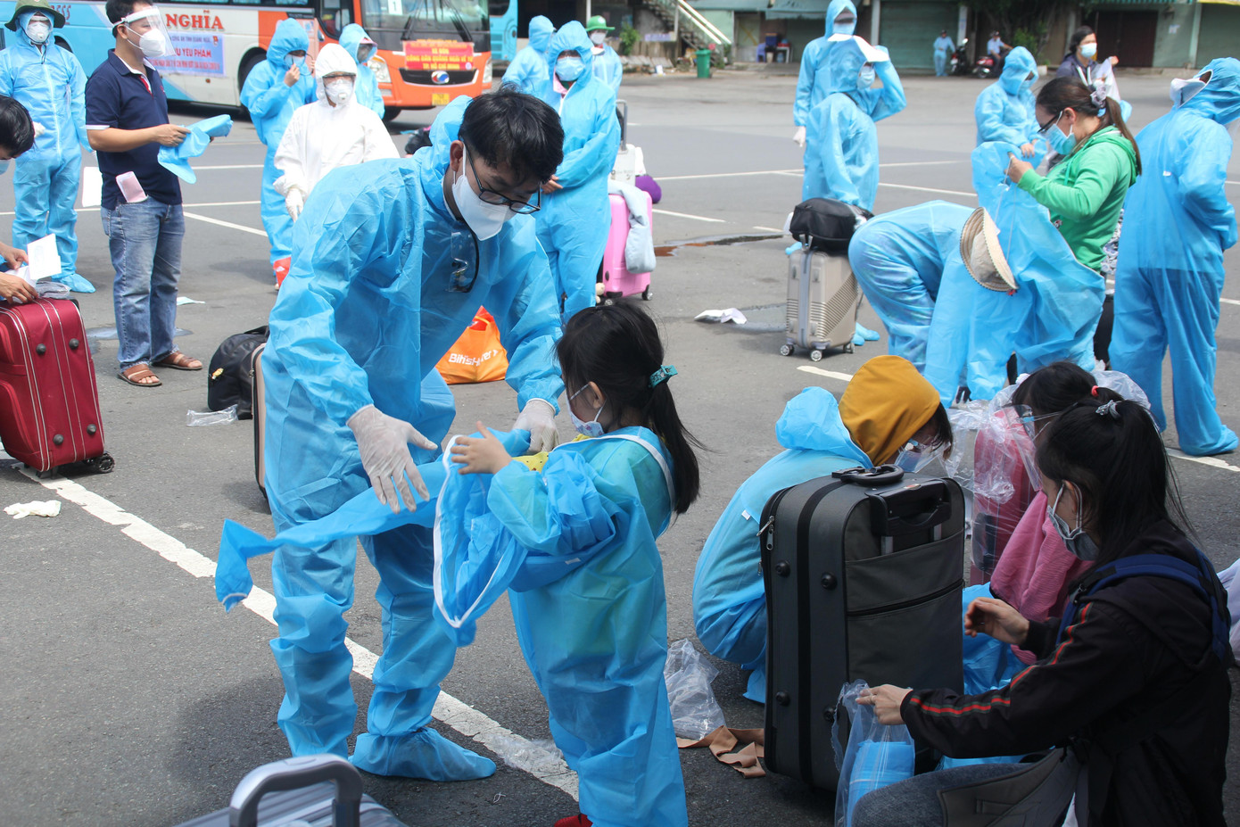 Trên suốt hành trình về quê, bà con phải đảm bảo mặc đồ bảo hộ cẩn thận. Trên suốt hành trình về quê, bà con phải đảm bảo mặc đồ bảo hộ cẩn thận.